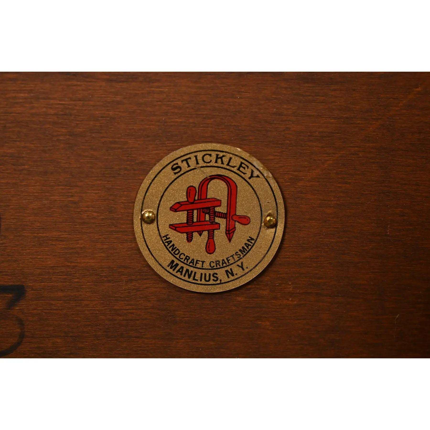Stickley Mission Arts & Crafts Kirschbaumholz und Leder Limbert Bank im Angebot 4