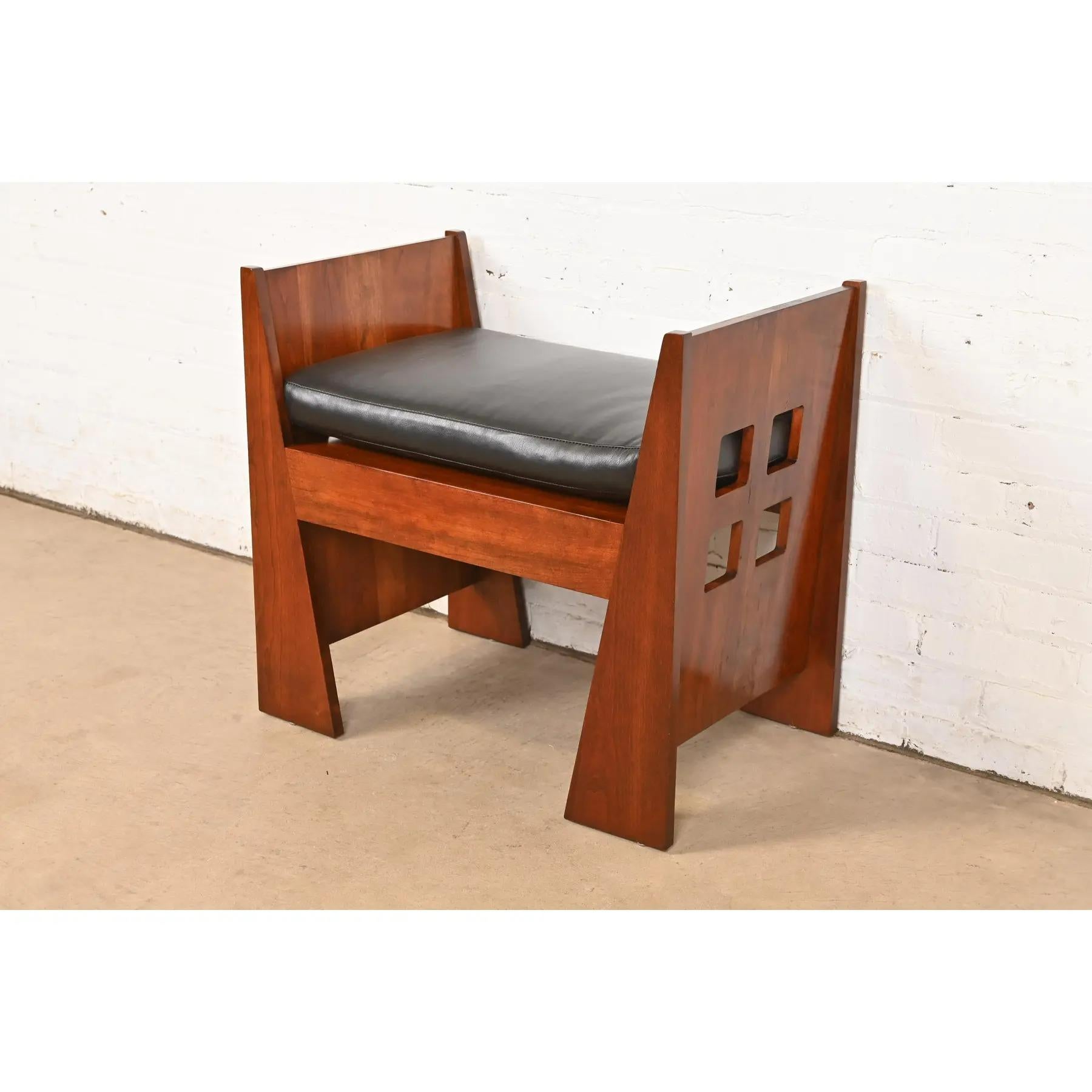 Eine außergewöhnliche Fensterbank im Mission- oder Arts & Crafts-Stil mit Limbert-Ausschnitt

Von Stickley

USA, 2005

Massives Kirschbaumholz, mit schwarzem Leder gepolsterter Sitz.

Maße: 26,5 