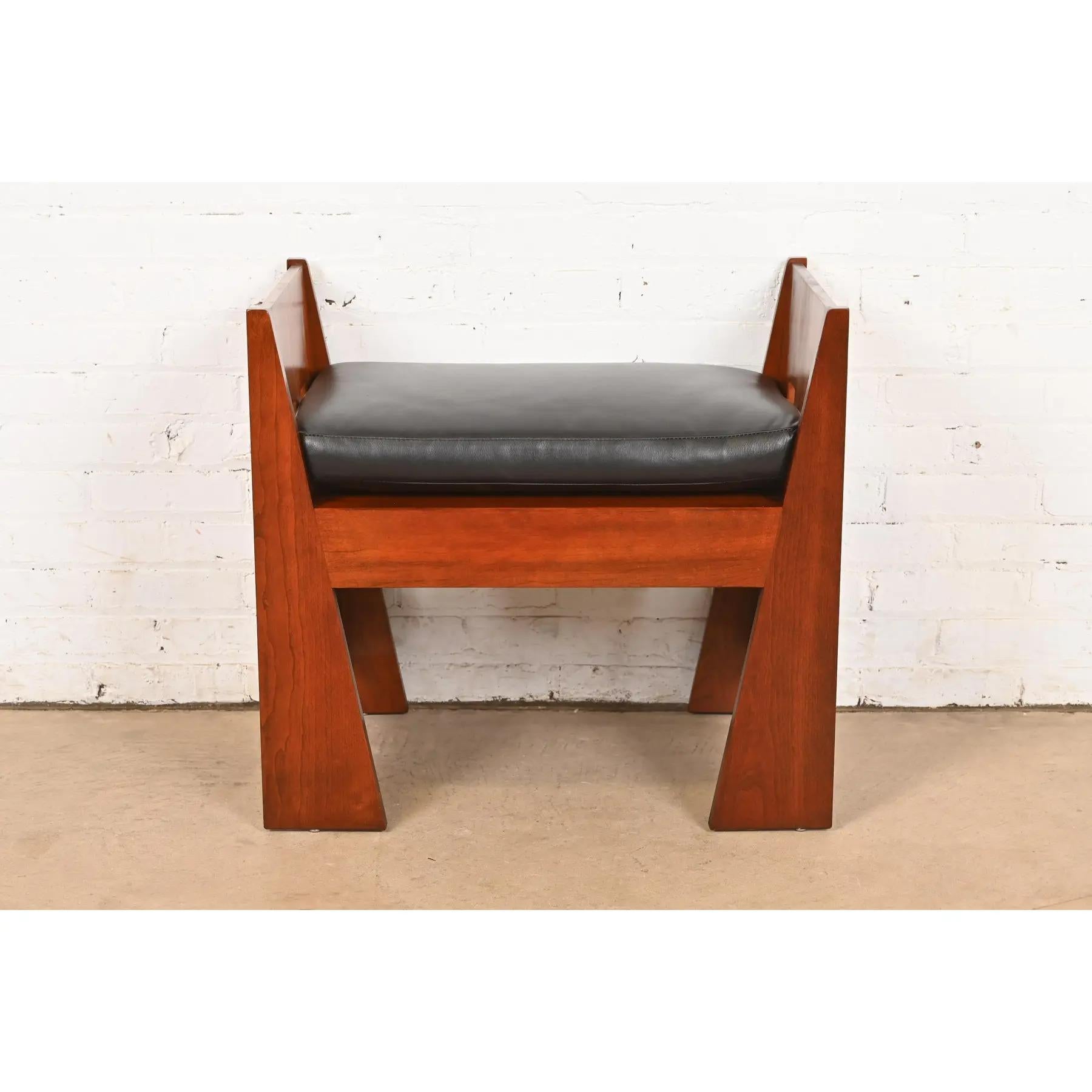 Stickley Mission Arts & Crafts Kirschbaumholz und Leder Limbert Bank (Arts and Crafts) im Angebot