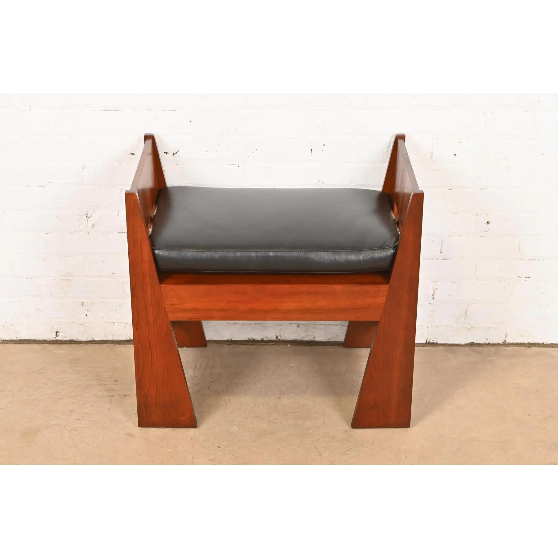 Stickley Mission Arts & Crafts Kirschbaumholz und Leder Limbert Bank (amerikanisch) im Angebot