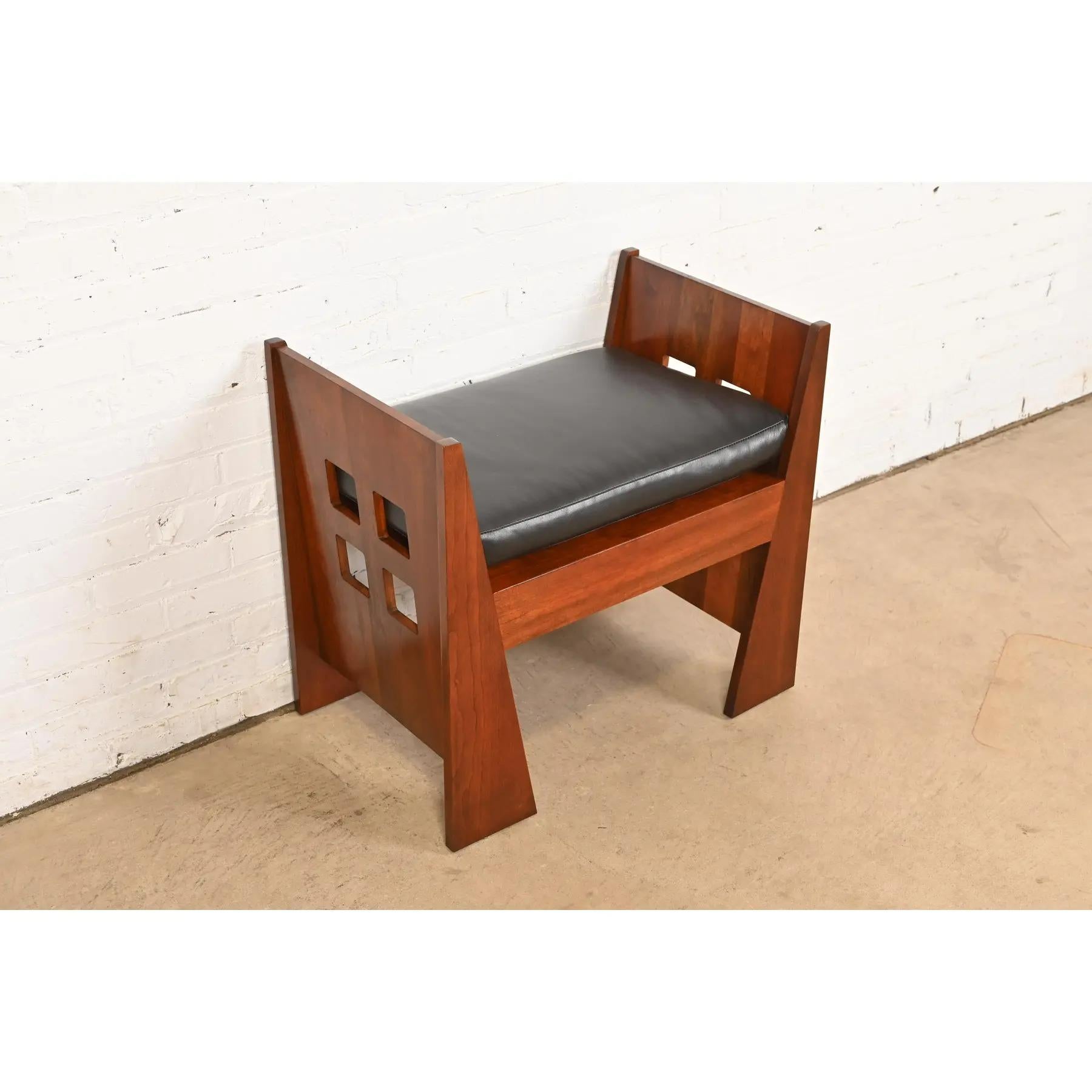 Stickley Mission Arts & Crafts Kirschbaumholz und Leder Limbert Bank im Zustand „Gut“ im Angebot in South Bend, IN