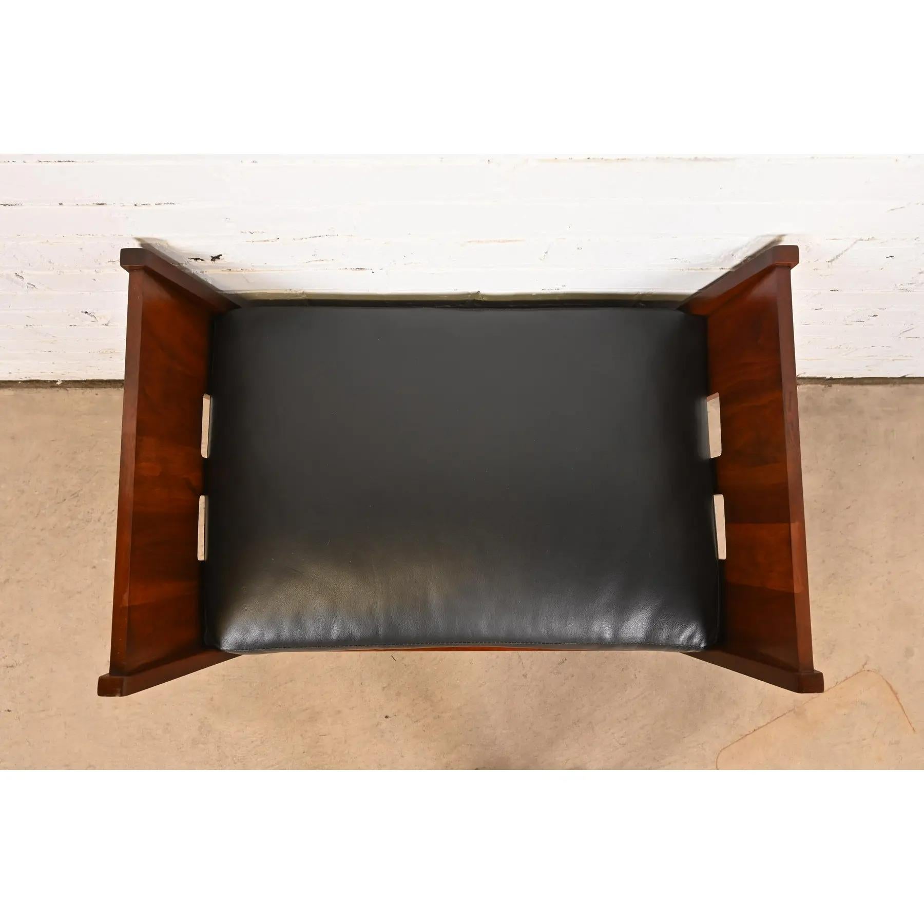 Stickley Mission Arts & Crafts Kirschbaumholz und Leder Limbert Bank (21. Jahrhundert und zeitgenössisch) im Angebot