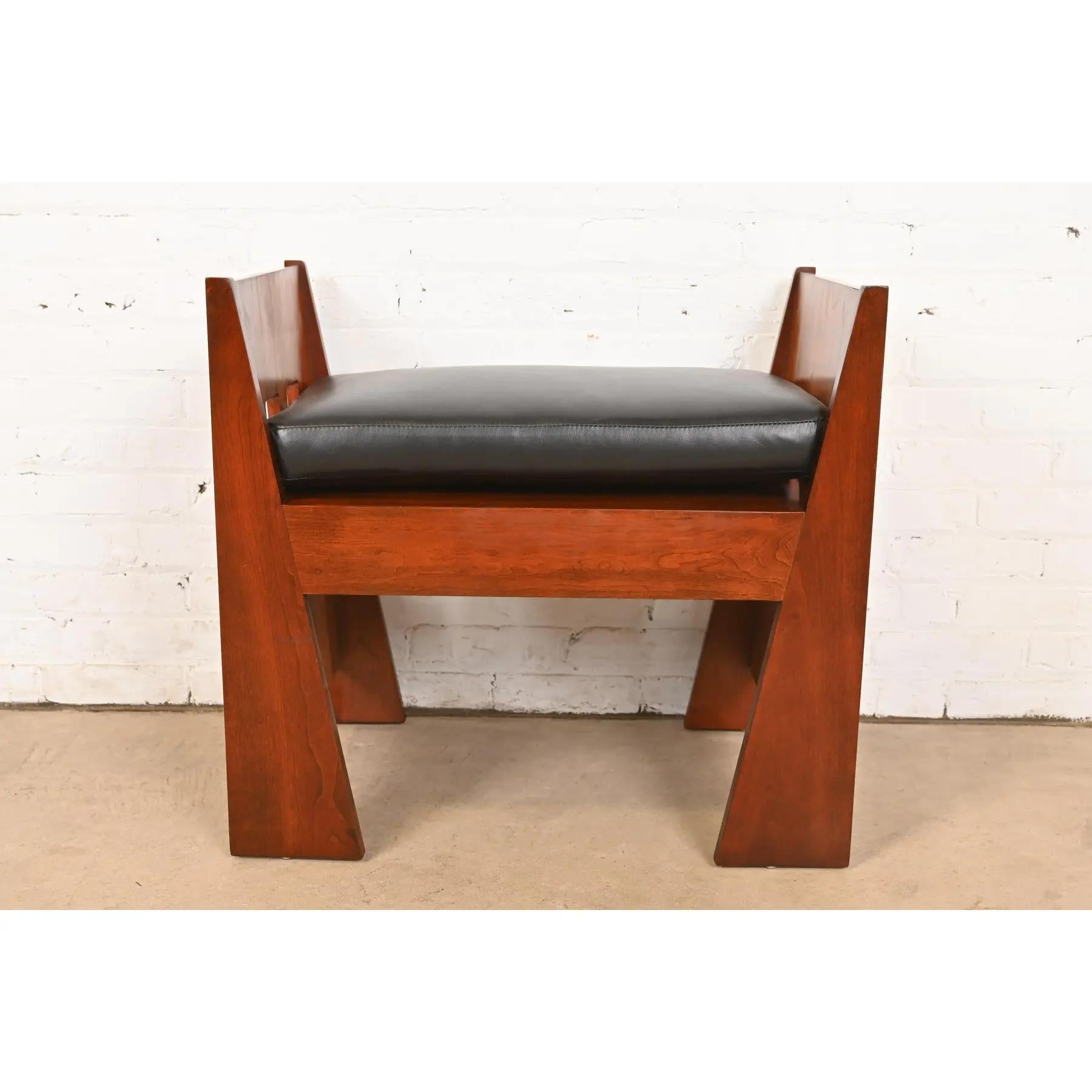 Stickley Mission Arts & Crafts Kirschbaumholz und Leder Limbert Bank im Angebot 2