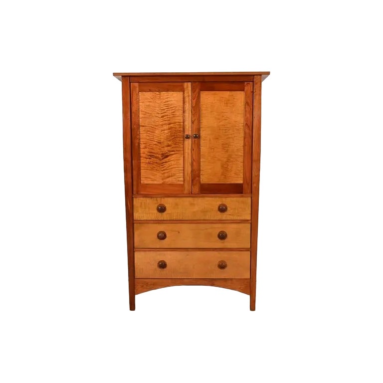 Stickley Mission Arts 
Crafts Cherry Wood and Tiger Maple Media Armoire Cabinet en venta
