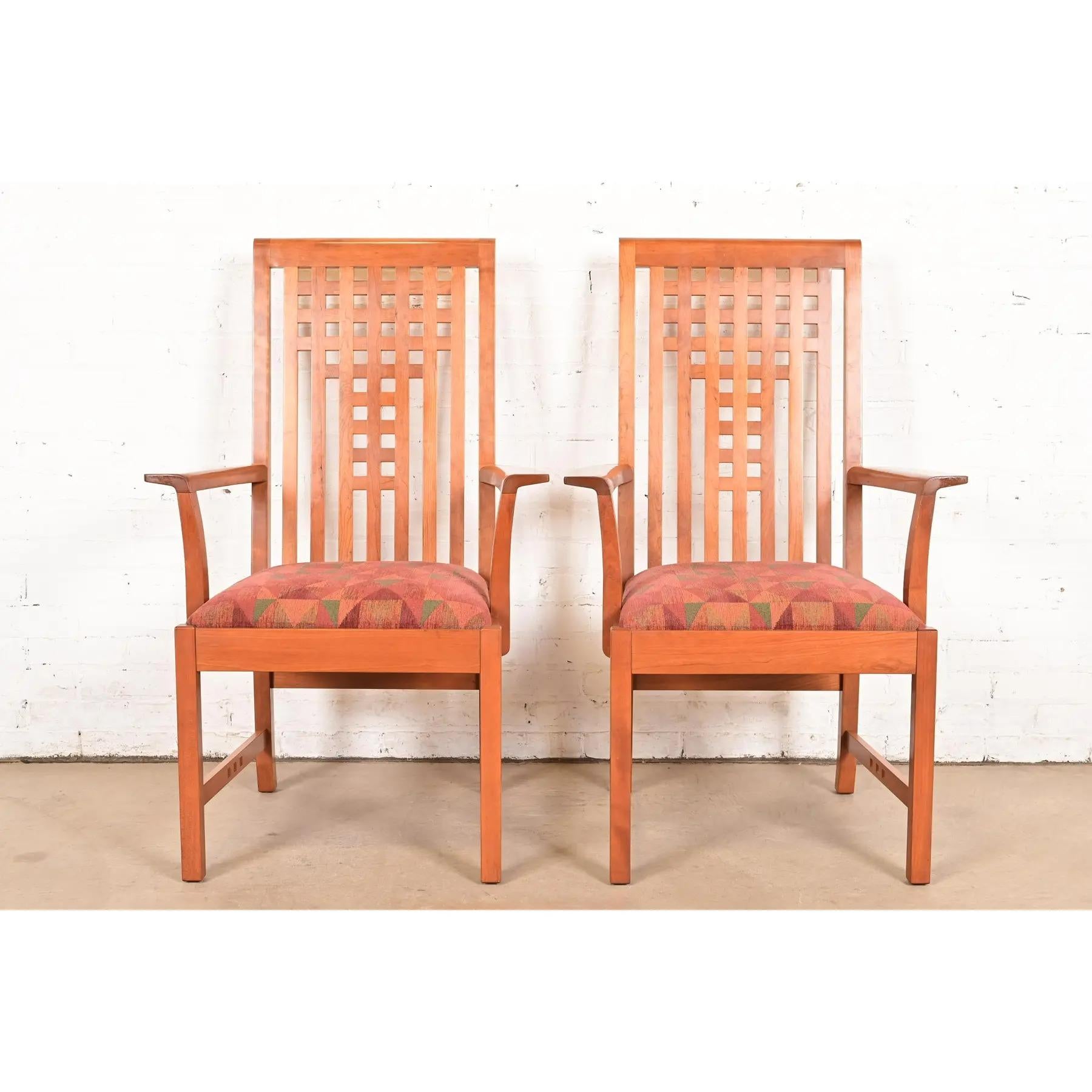 Un'eccezionale coppia di poltrone o sedie da pranzo in stile Mission o Arts & Crafts

Alla maniera di Frank Lloyd Wright

Da L. & G. J. Stickley

USA, 2006

Struttura in legno massiccio di ciliegio, con sedute imbottite.

Misure: 27,13