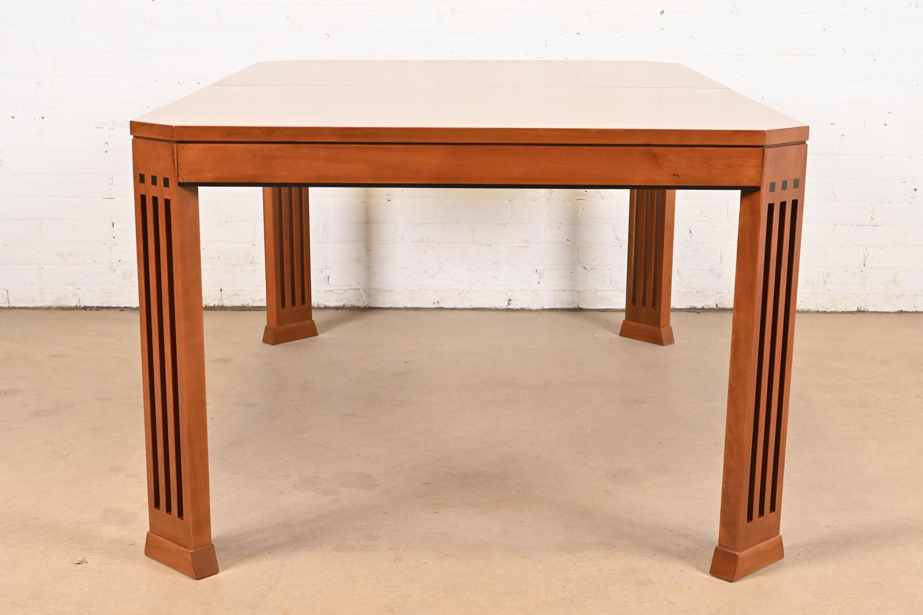 Stickley Mission Arts & Crafts Cherry Wood Extension Dining Table, Refinished en vente 3