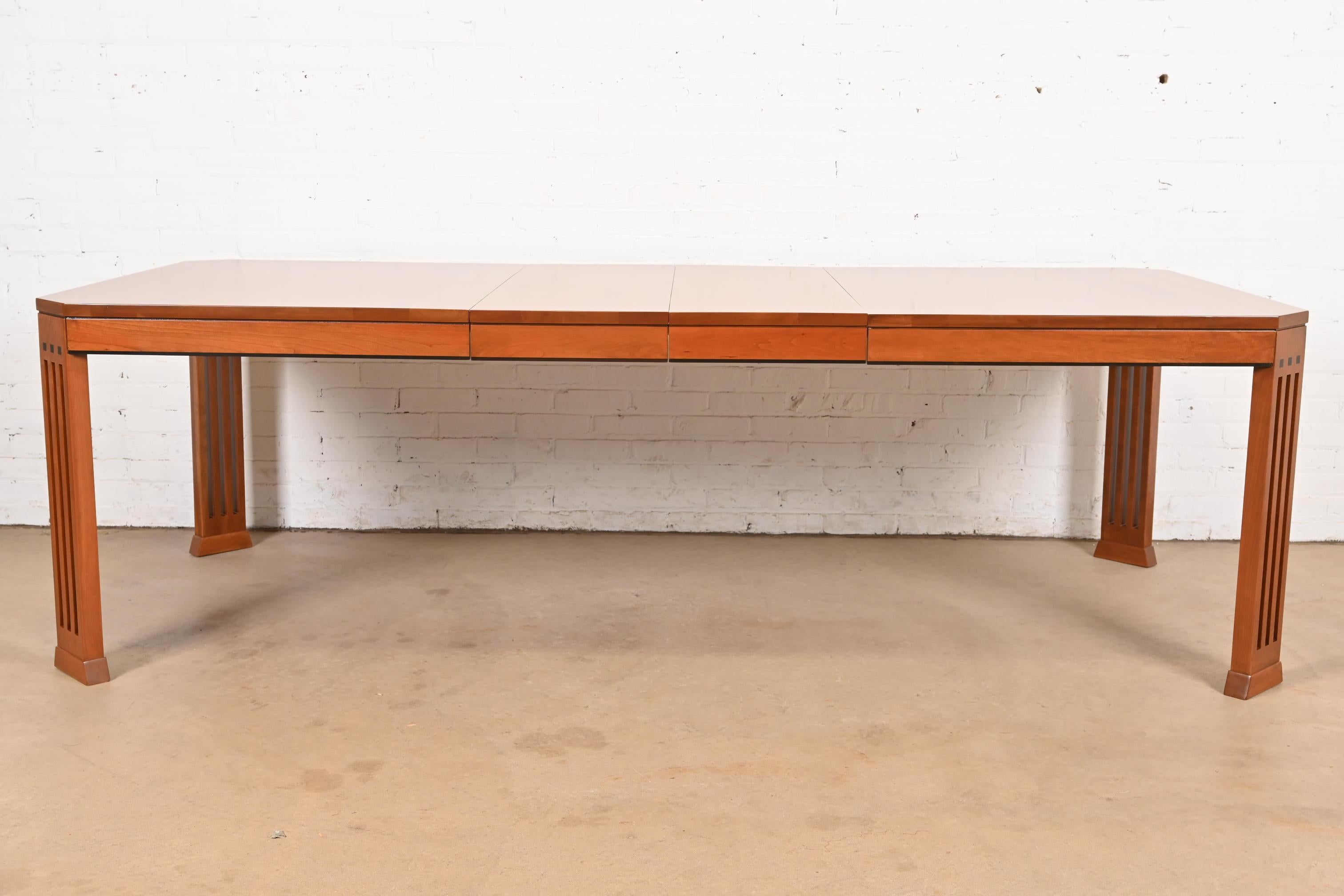 Américain Stickley Mission Arts & Crafts Cherry Wood Extension Dining Table, Refinished en vente