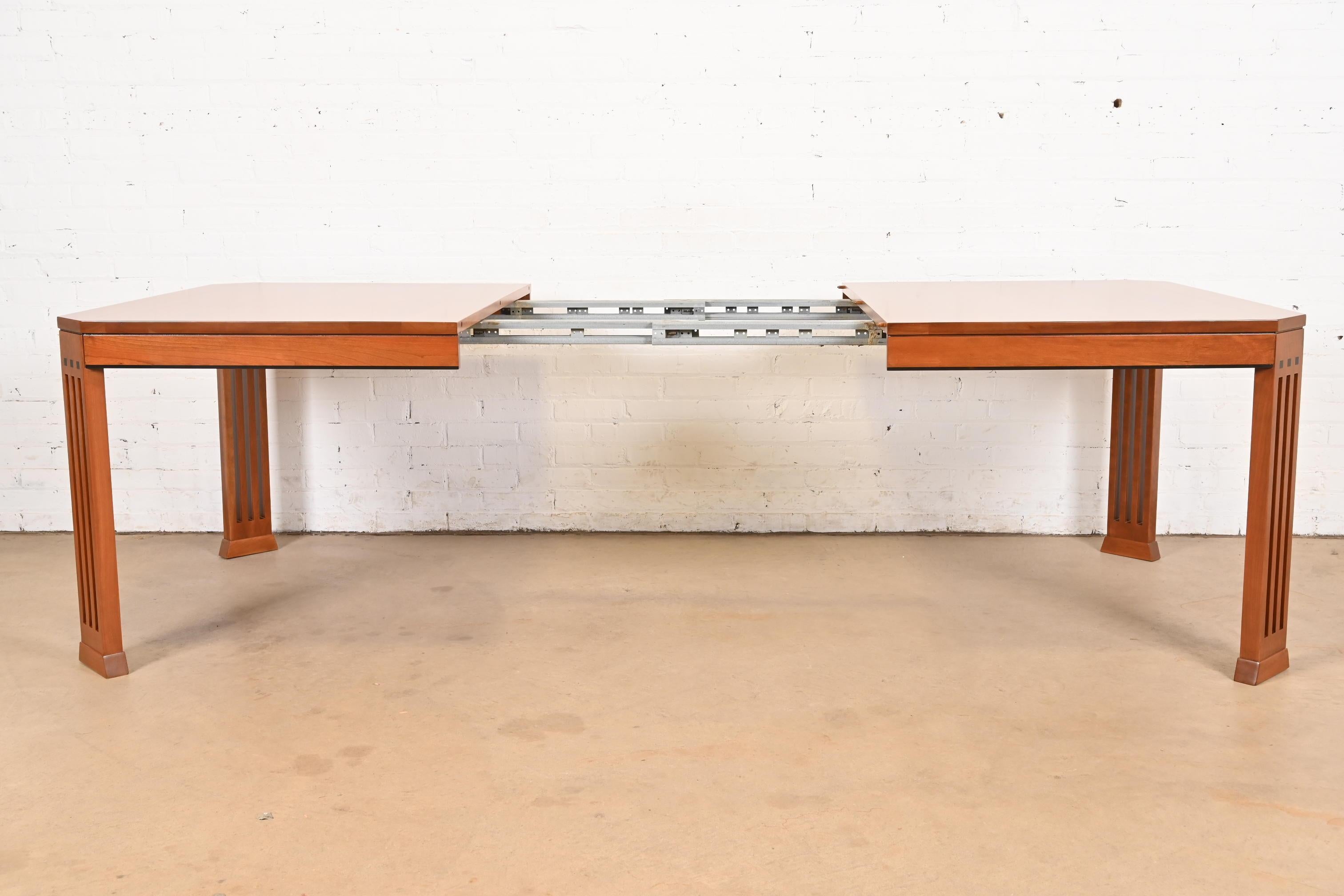 Fin du 20e siècle Stickley Mission Arts & Crafts Cherry Wood Extension Dining Table, Refinished en vente