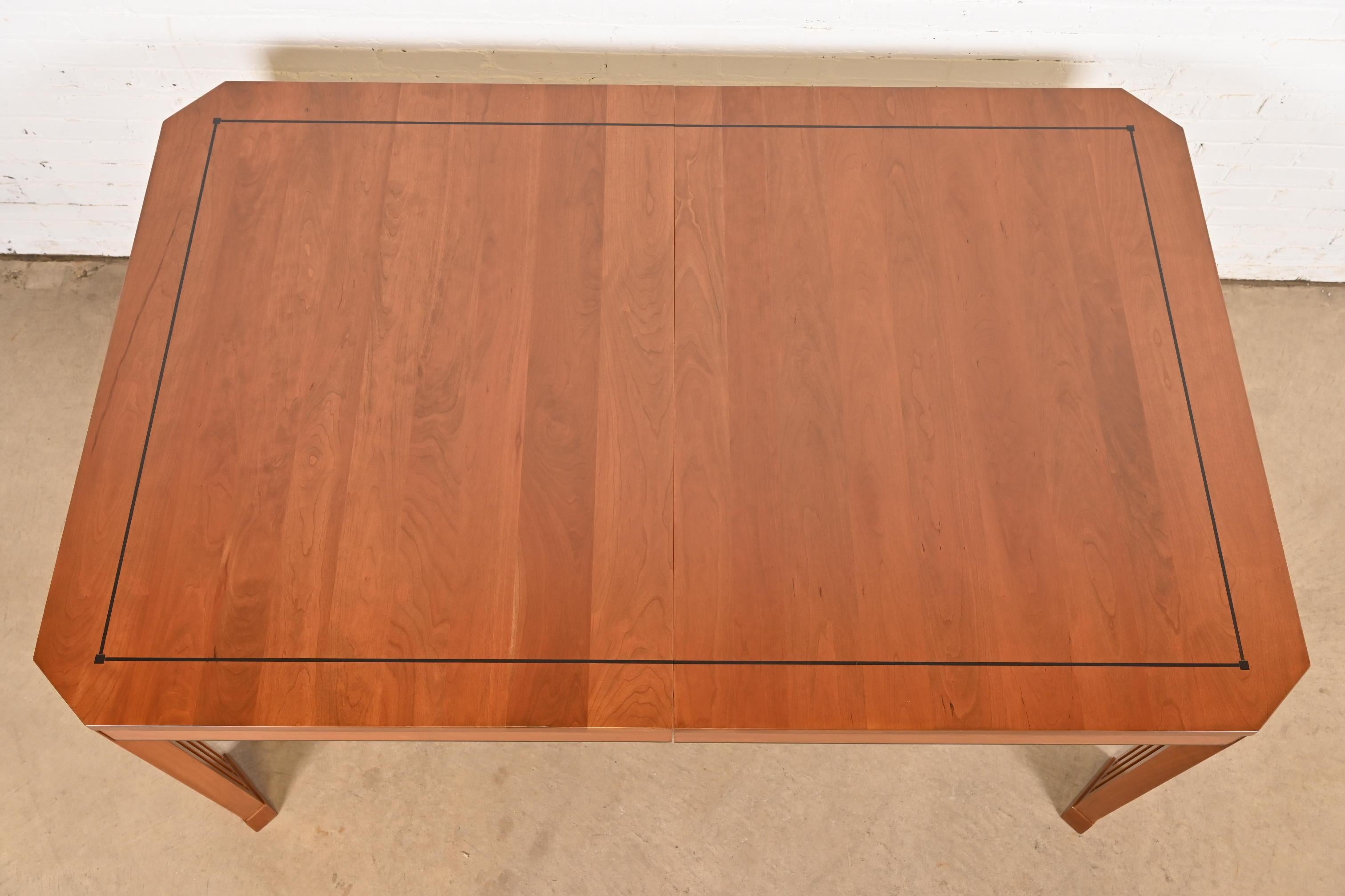 Stickley Mission Arts & Crafts Cherry Wood Extension Dining Table, Refinished en vente 2