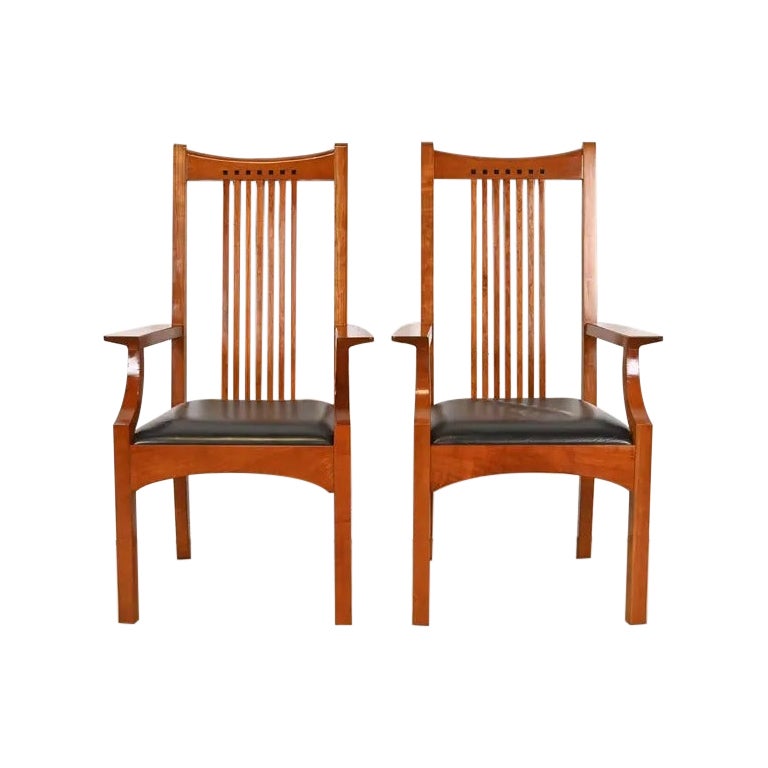 Paire de fauteuils à haut dossier en bois de cerisier, Stickley Mission Arts 
Crafts