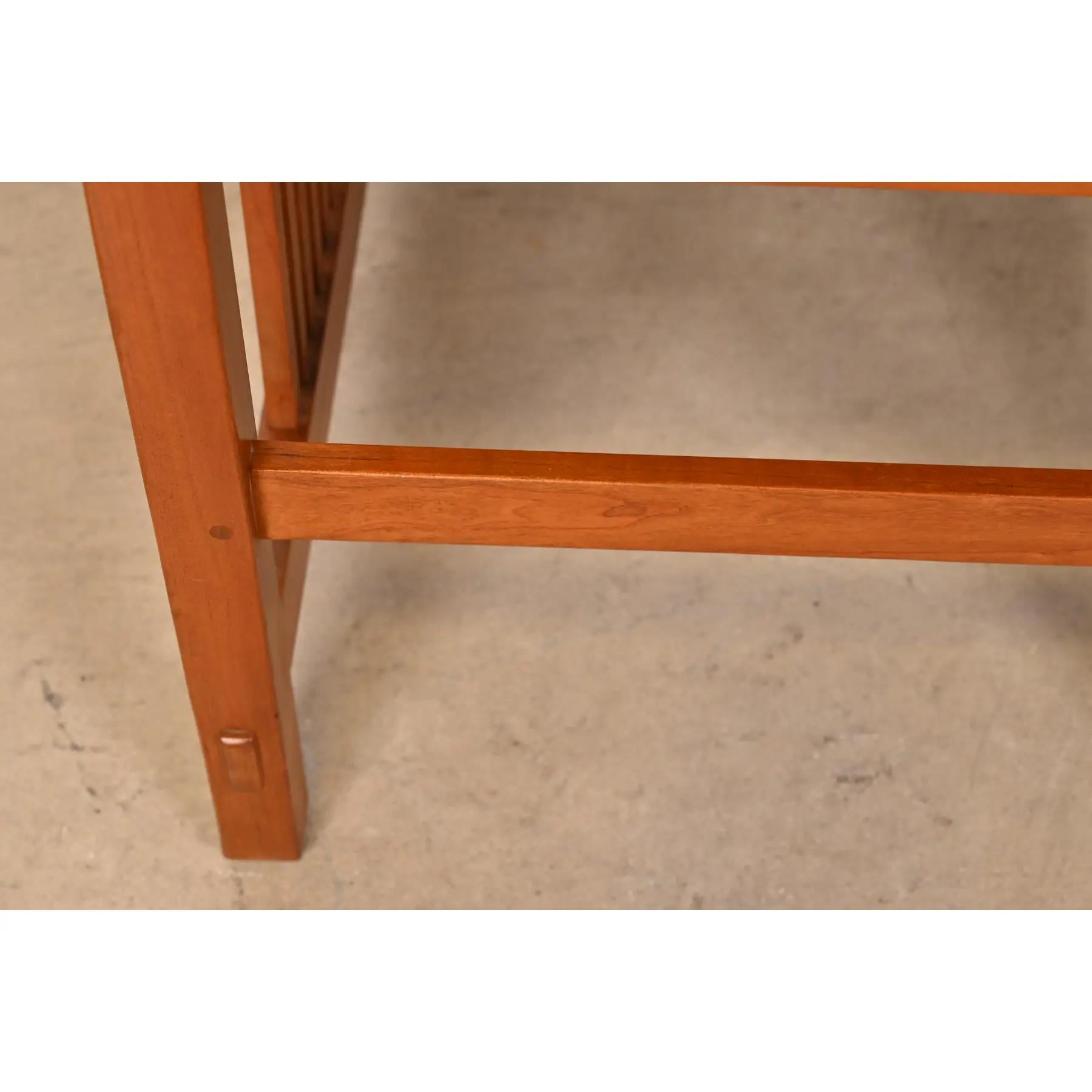 Stickley Mission Arts & Crafts Sillas de comedor de madera de cerezo con respaldo alto y husillo en venta 3