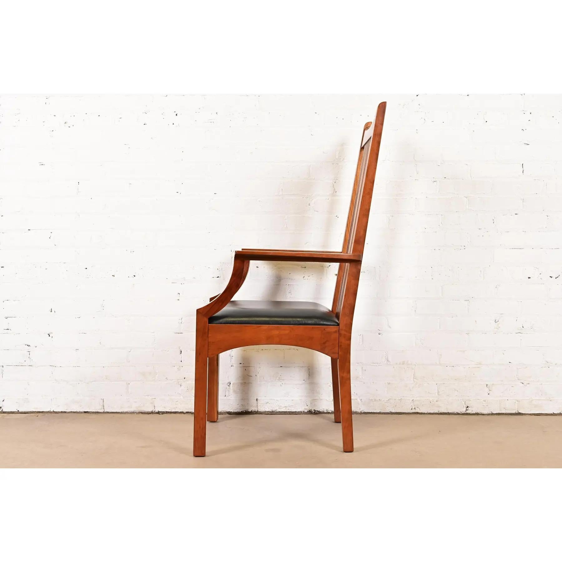 Stickley Mission Arts & Crafts - Sedie da pranzo con schienale alto e fuso in legno di ciliegio in vendita 3