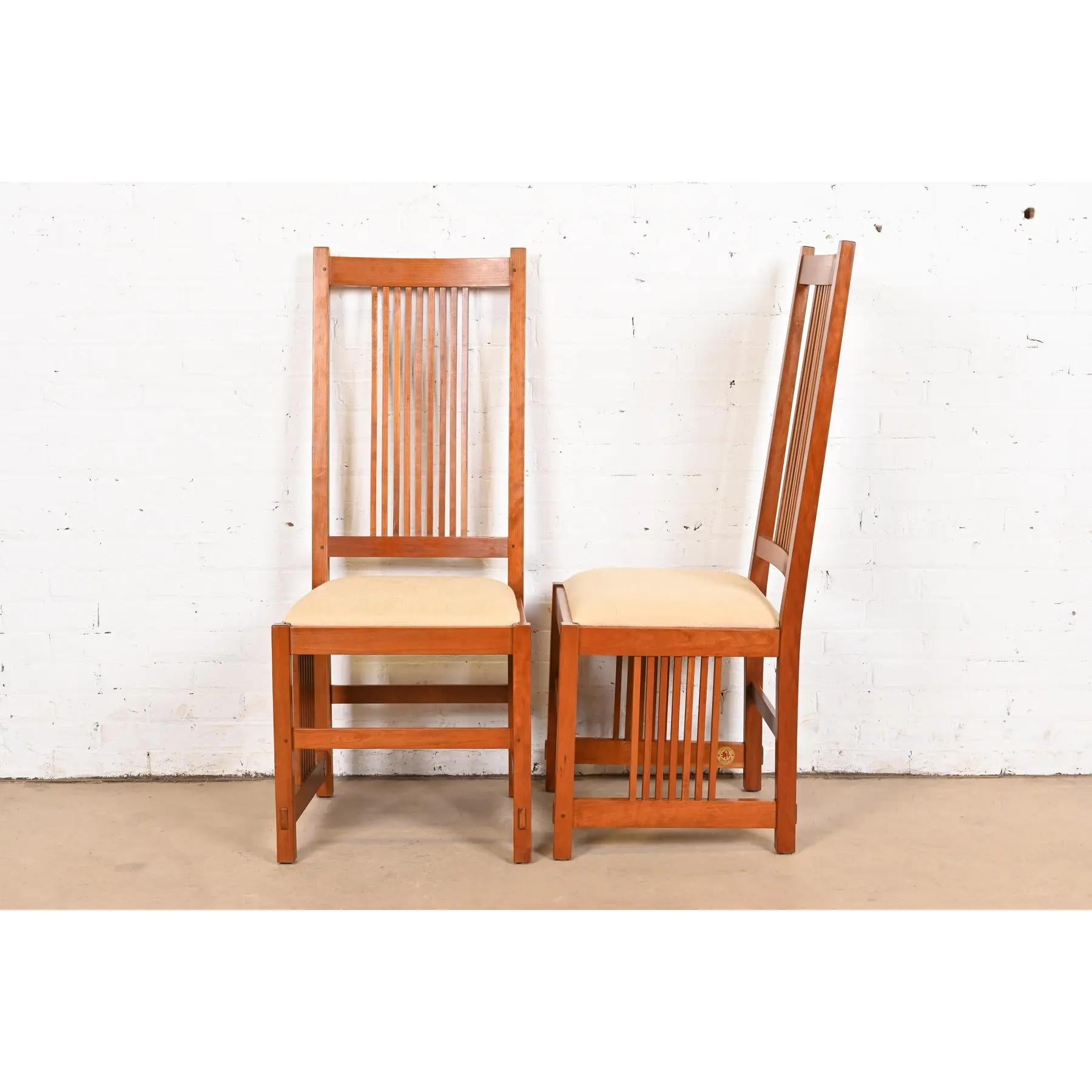 Stickley Mission Arts & Crafts Sillas de comedor de madera de cerezo con respaldo alto y husillo en venta 4