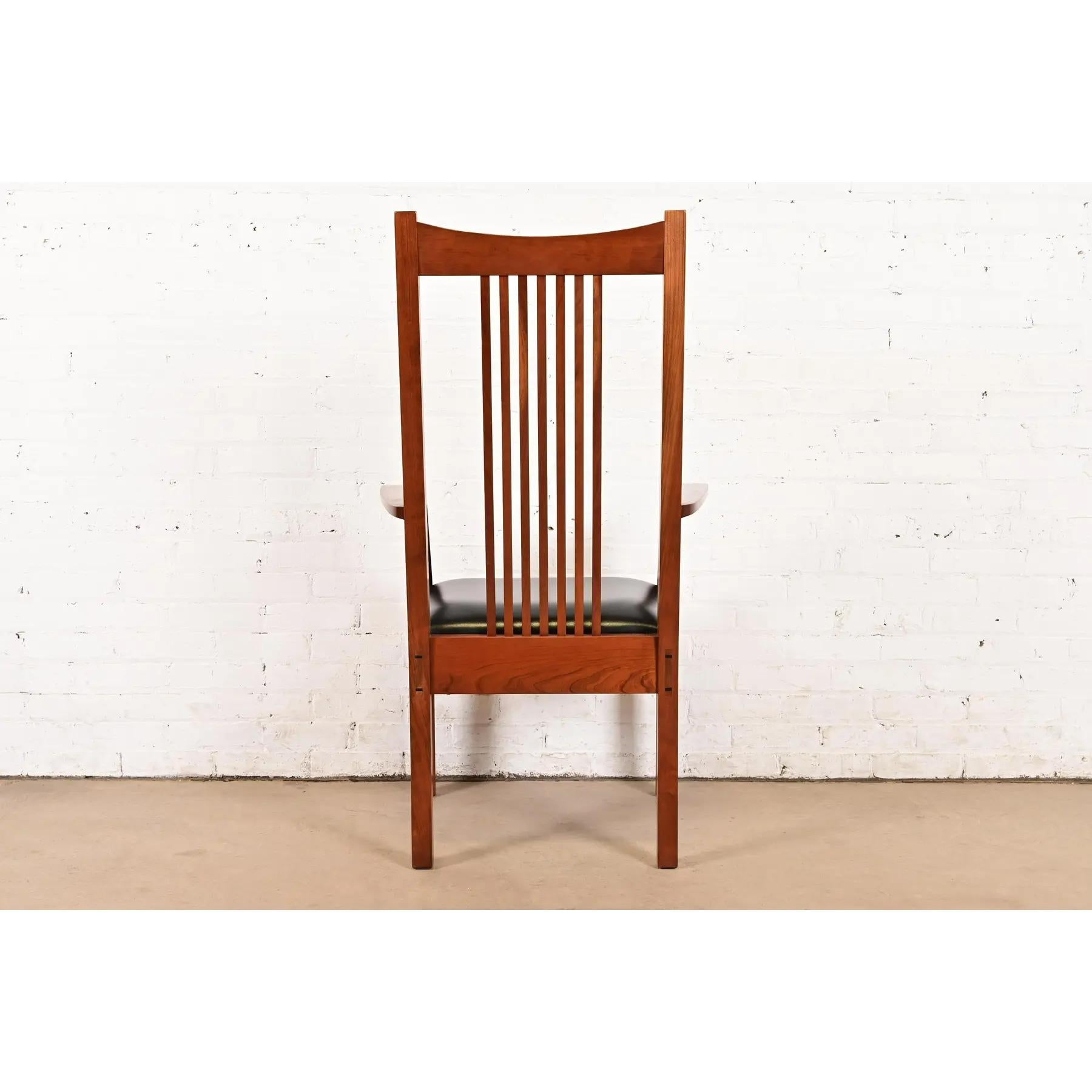 Stickley Mission Arts & Crafts - Sedie da pranzo con schienale alto e fuso in legno di ciliegio in vendita 4