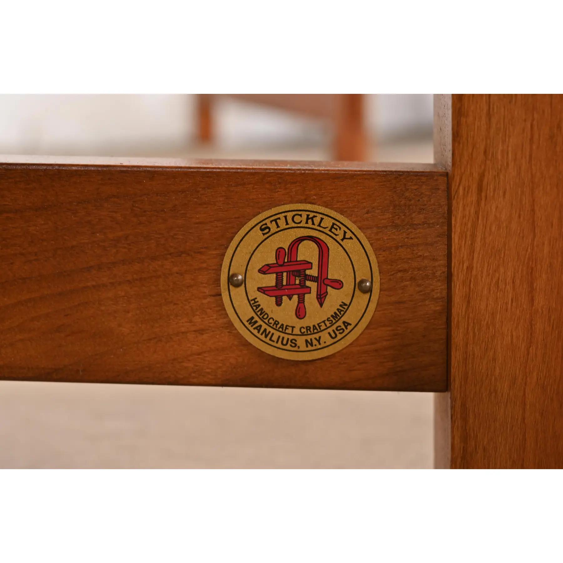 Stickley Mission Arts & Crafts Sillas de comedor de madera de cerezo con respaldo alto y husillo en venta 5