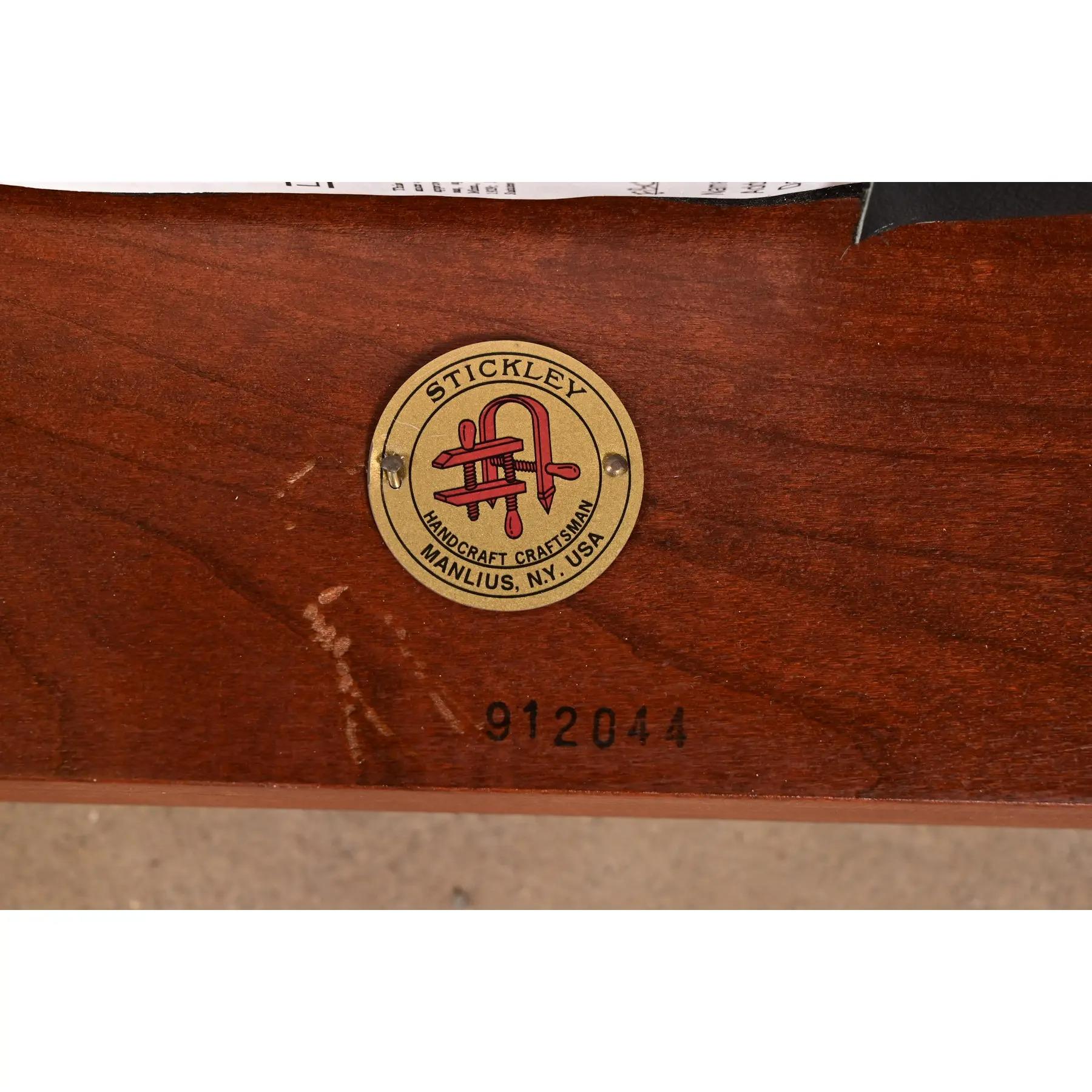 Stickley Mission Arts & Crafts - Sedie da pranzo con schienale alto e fuso in legno di ciliegio in vendita 5