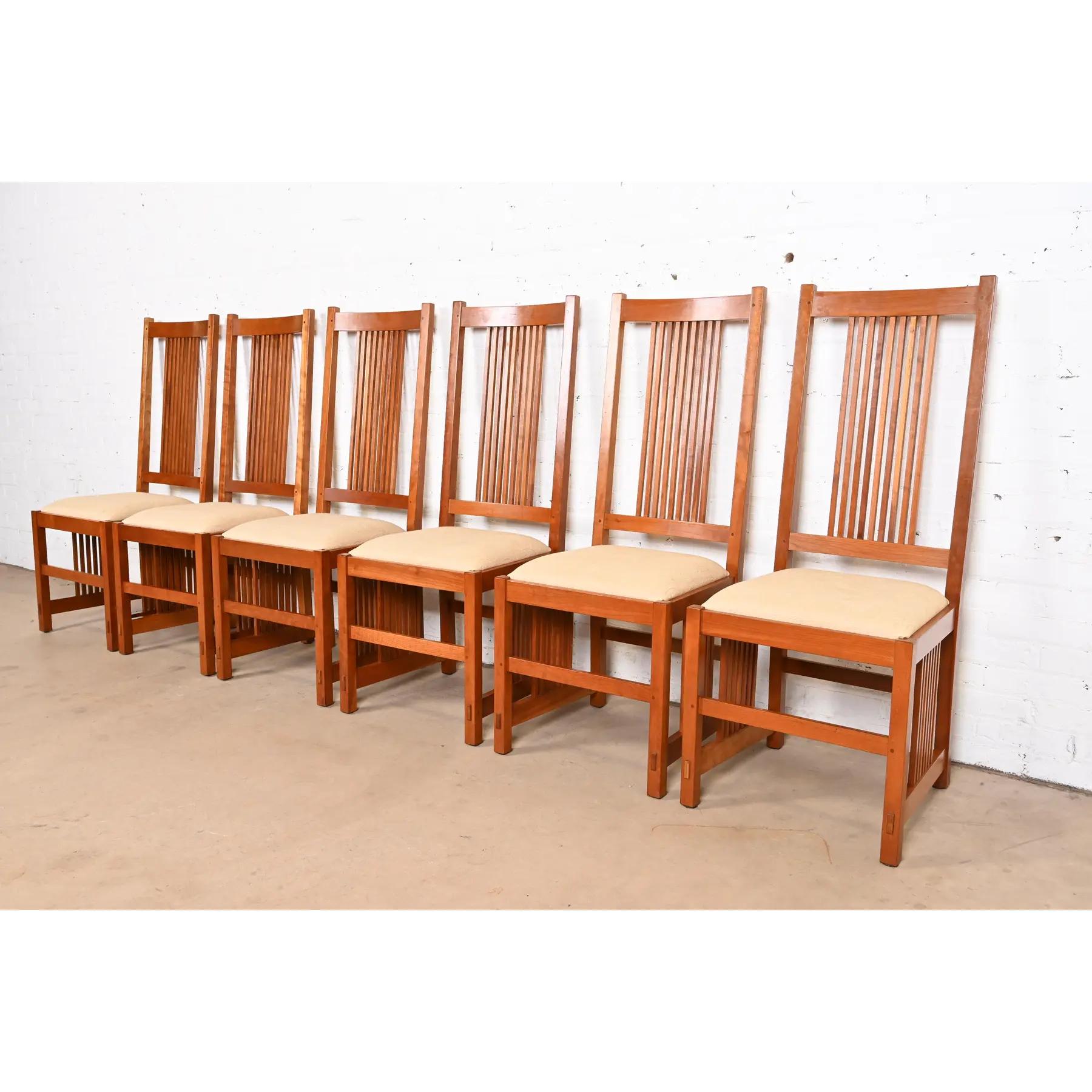 Excepcional juego de seis sillas de comedor de husillo y respaldo alto de estilo Mission o Arts & Crafts

Por L. y J.G. Stickley

EEUU, circa finales del siglo XX

Armazones de madera maciza de cerezo, con asientos tapizados.

Medidas: 19