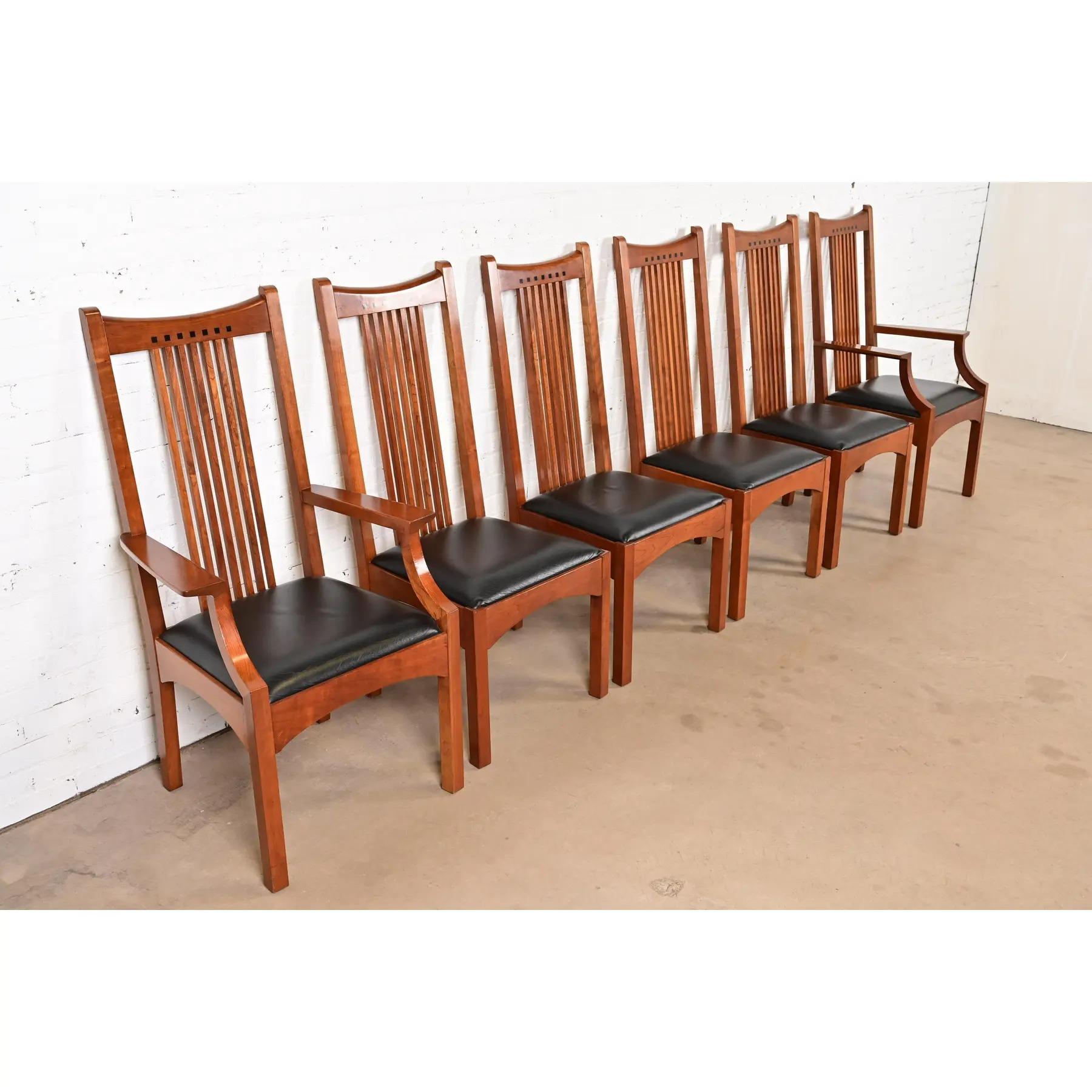 Un eccezionale set di sei sedie da pranzo con schienale alto e fuso in stile Mission o Arts & Crafts

Da L. & G. J. Stickley

Stati Uniti, circa fine XX secolo

Struttura in legno massiccio di ciliegio e sedili rivestiti in pelle.

Misure: 
Sedie