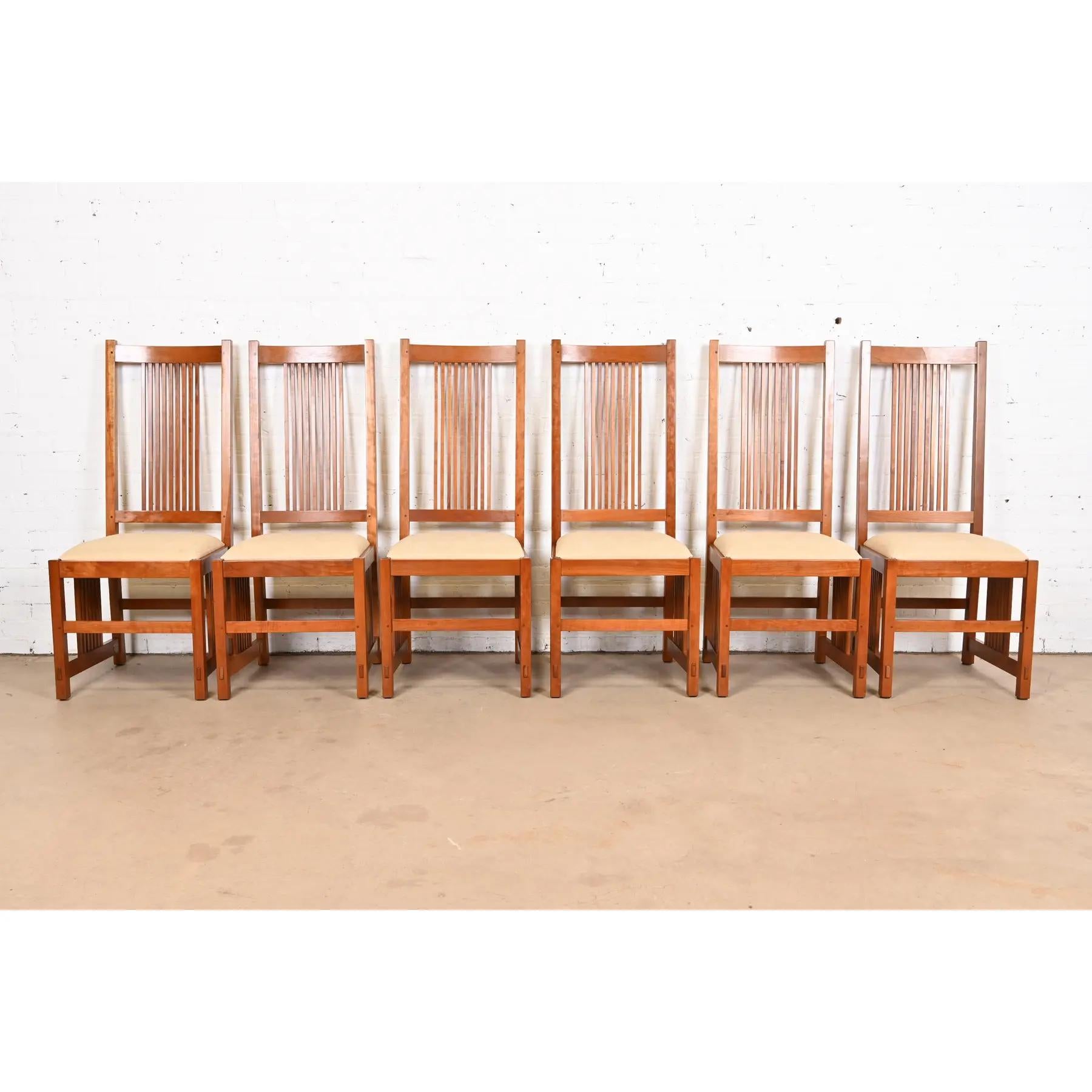Stickley Mission Arts & Crafts Sillas de comedor de madera de cerezo con respaldo alto y husillo Artes y manualidades en venta