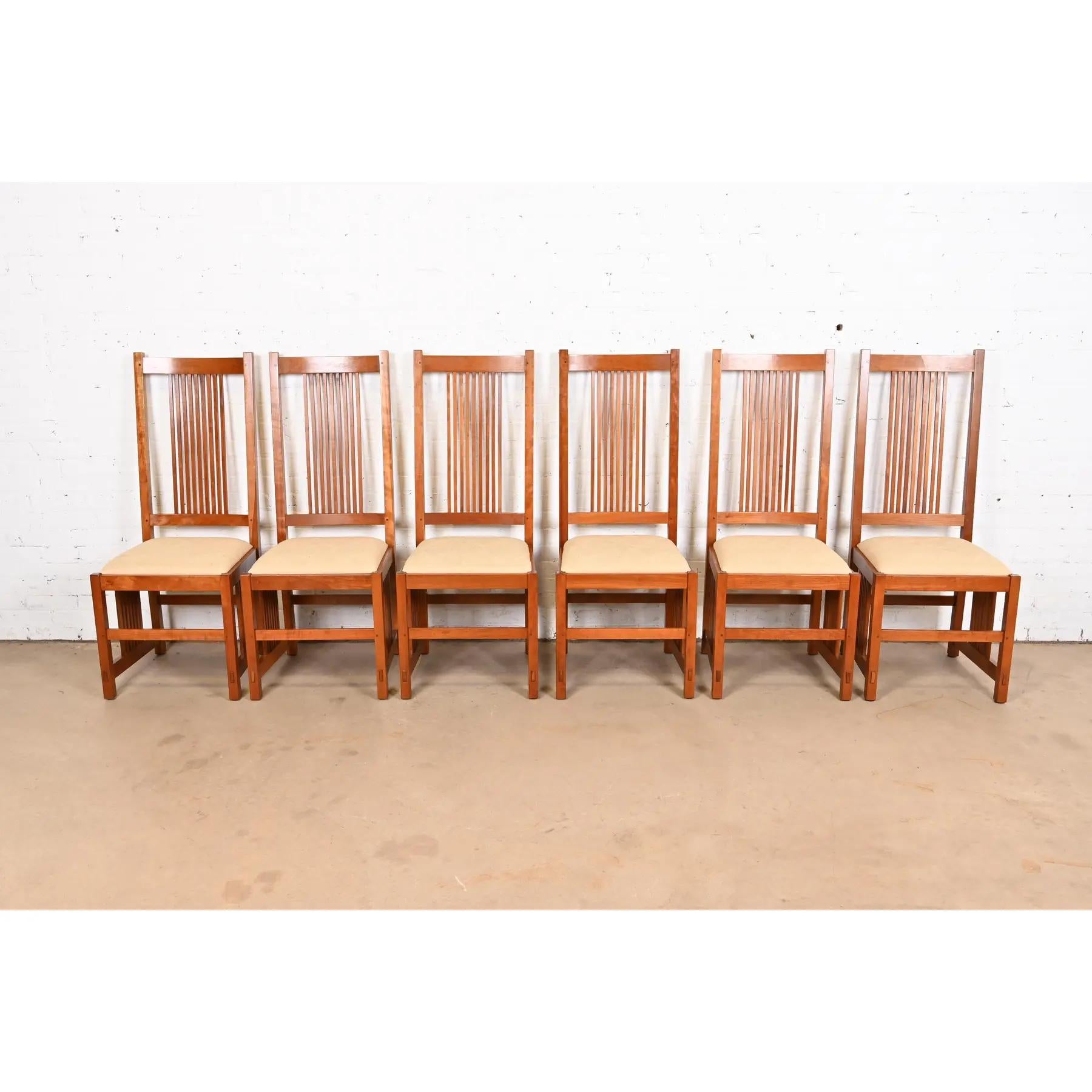 Stickley Mission Arts & Crafts Sillas de comedor de madera de cerezo con respaldo alto y husillo Estadounidense en venta