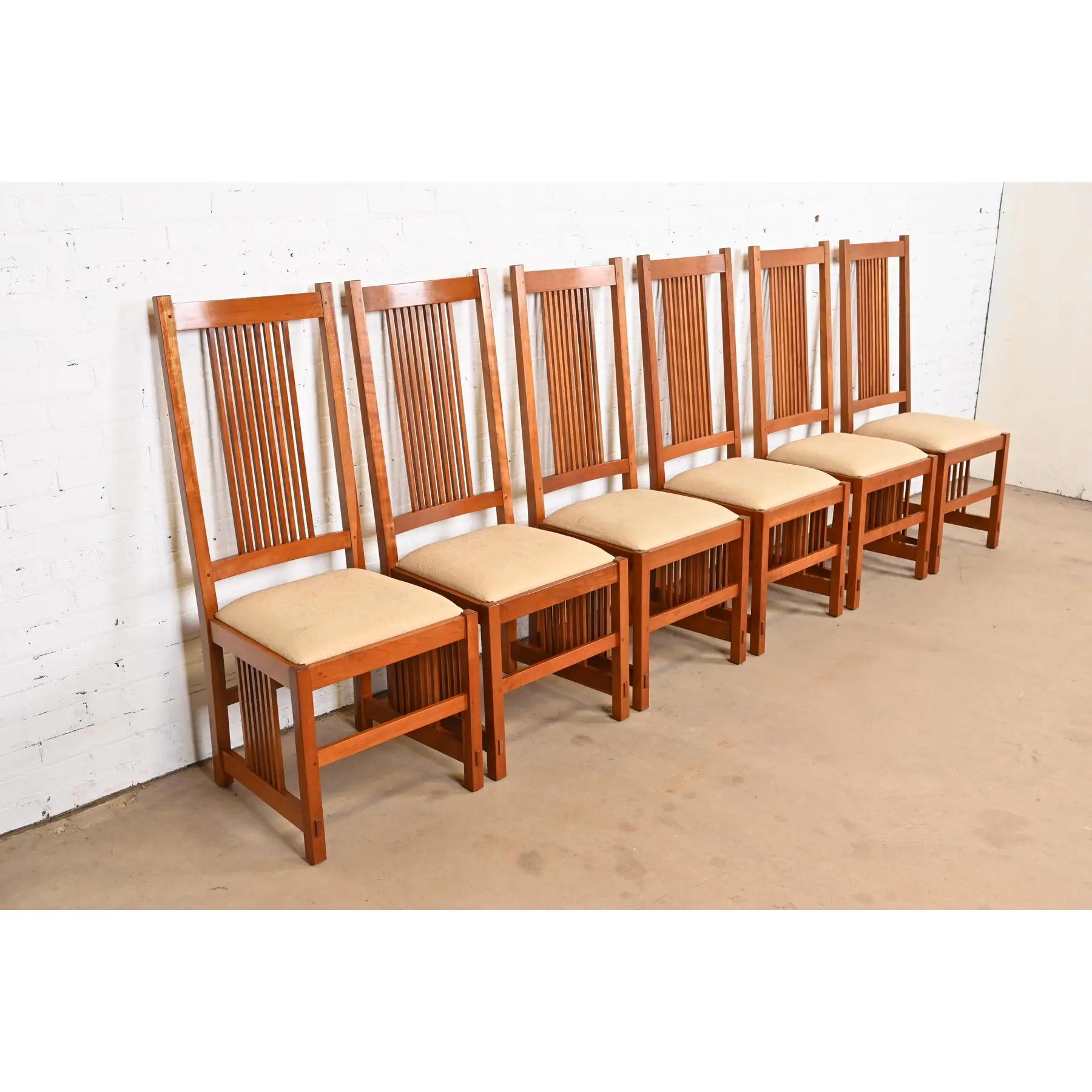 Stickley Mission Arts & Crafts Sillas de comedor de madera de cerezo con respaldo alto y husillo en Bueno estado para la venta en South Bend, IN