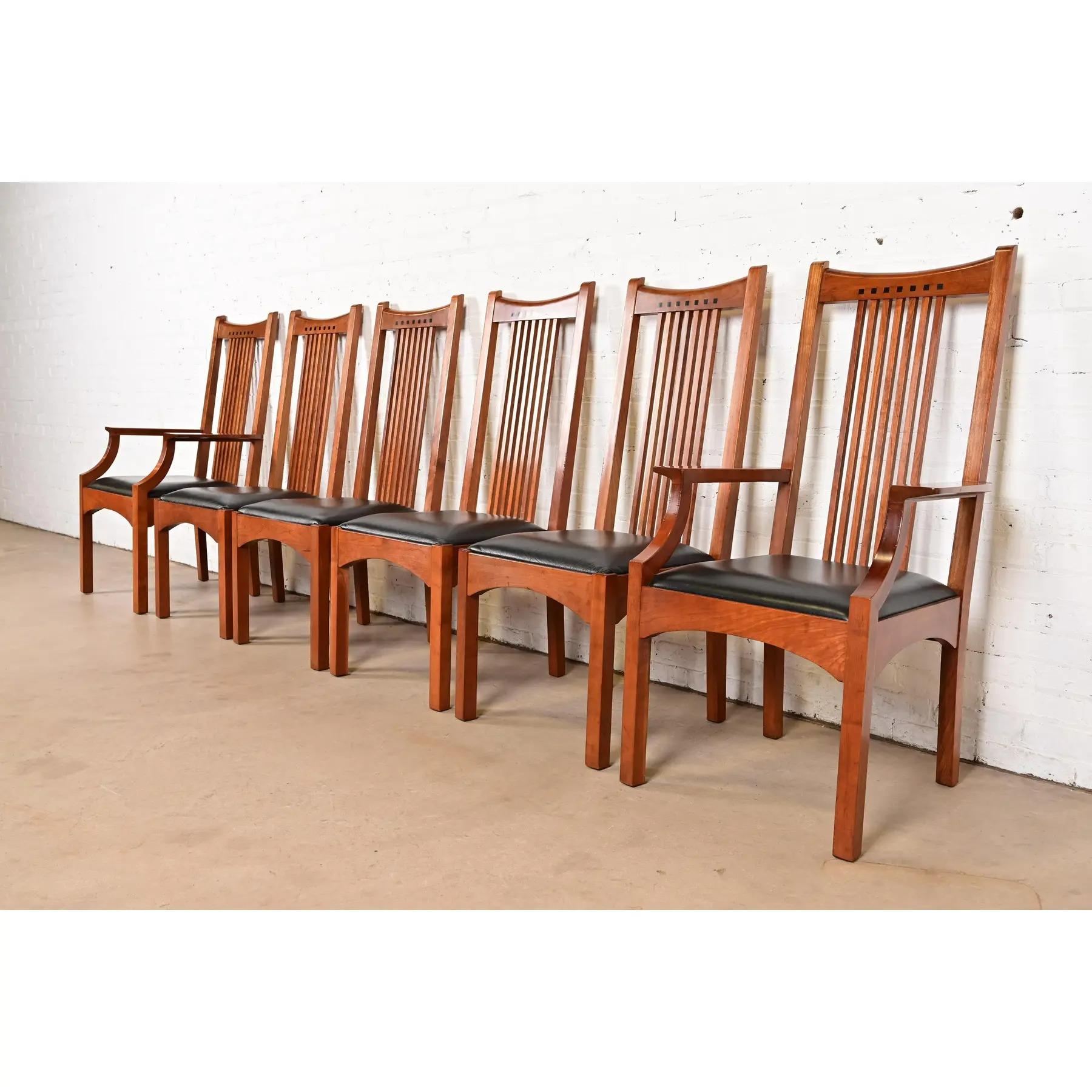 Stickley Mission Arts & Crafts - Sedie da pranzo con schienale alto e fuso in legno di ciliegio In condizioni buone in vendita a South Bend, IN