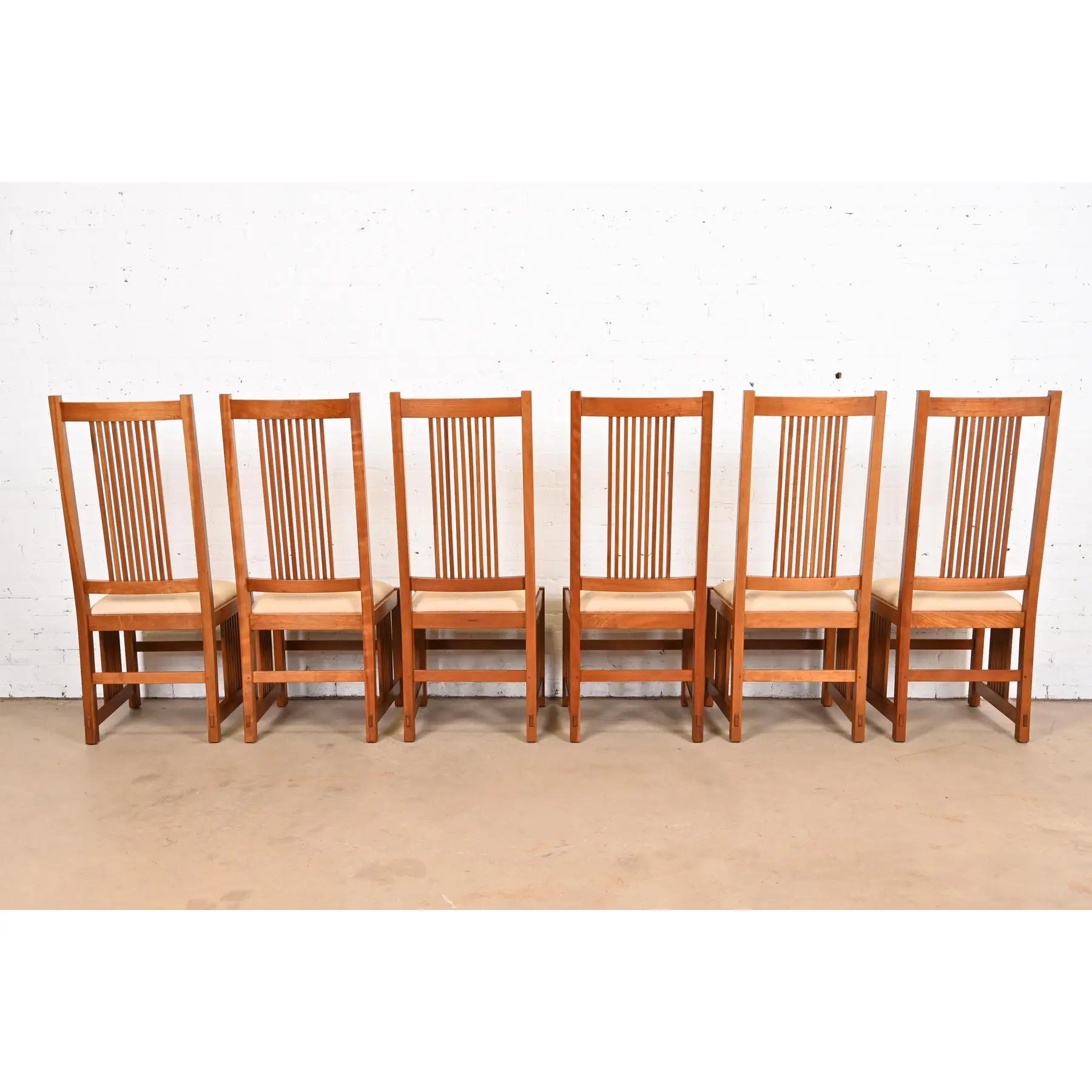 Stickley Mission Arts & Crafts Sillas de comedor de madera de cerezo con respaldo alto y husillo siglo XX en venta