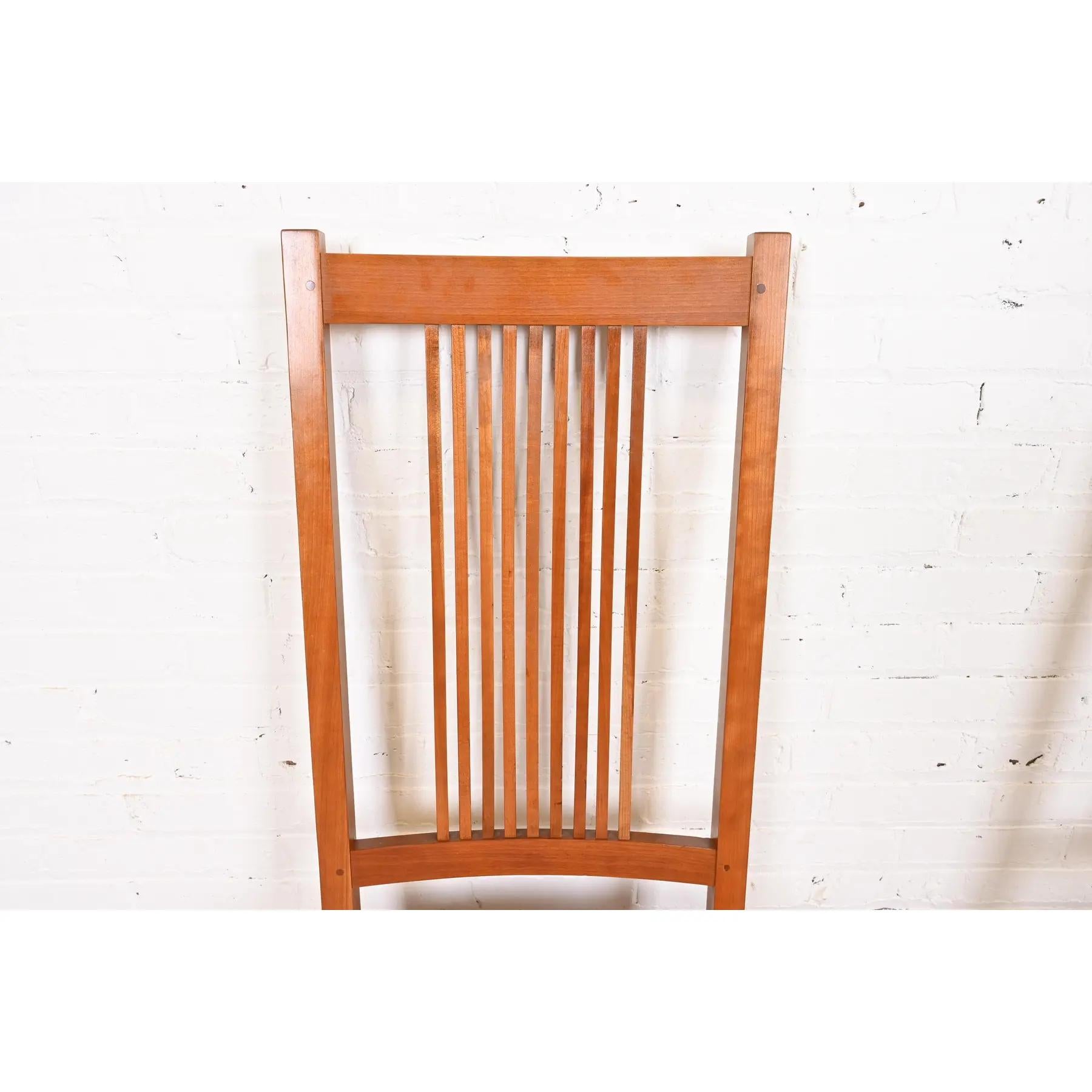 Stickley Mission Arts & Crafts Sillas de comedor de madera de cerezo con respaldo alto y husillo Tapicería en venta