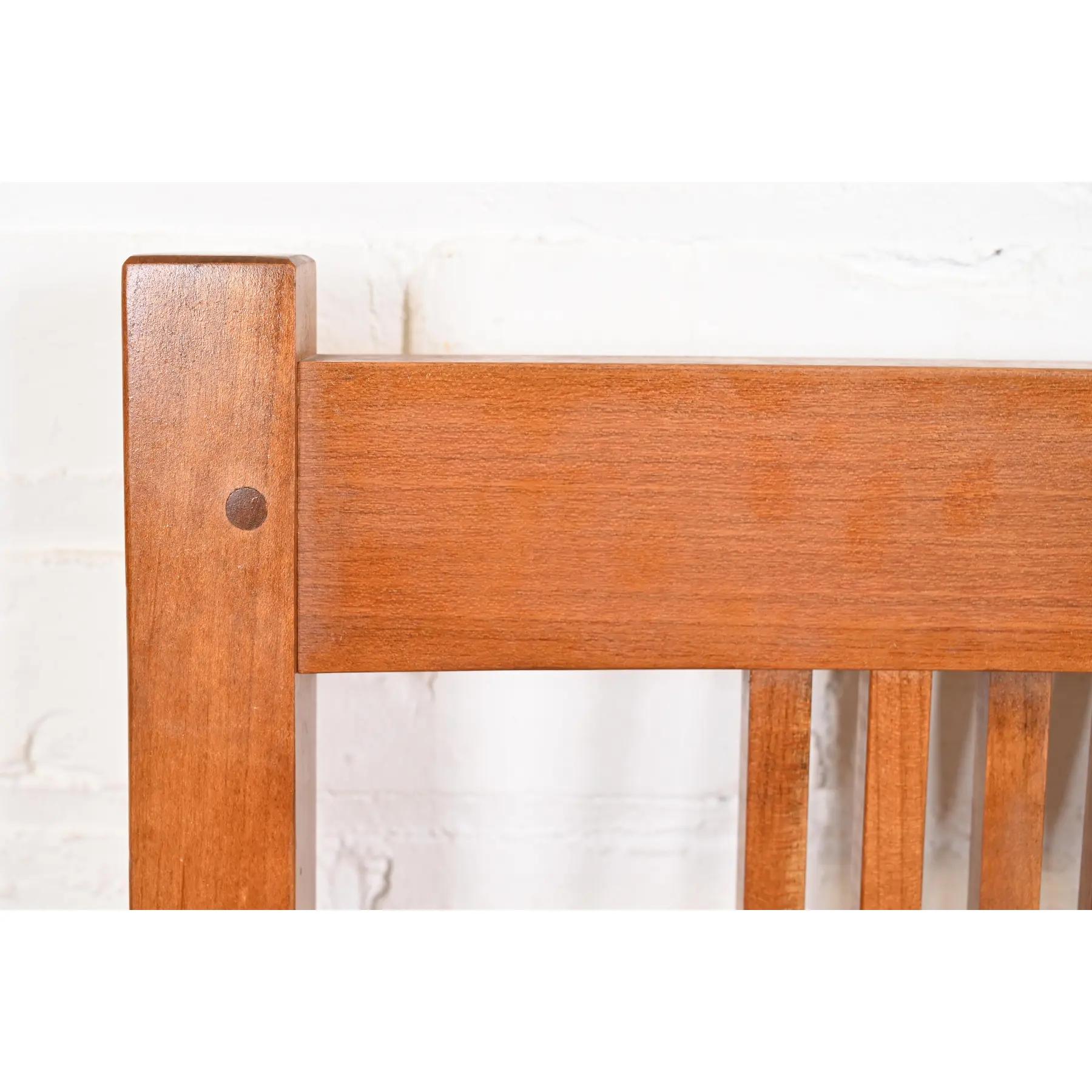 Stickley Mission Arts & Crafts Sillas de comedor de madera de cerezo con respaldo alto y husillo en venta 1