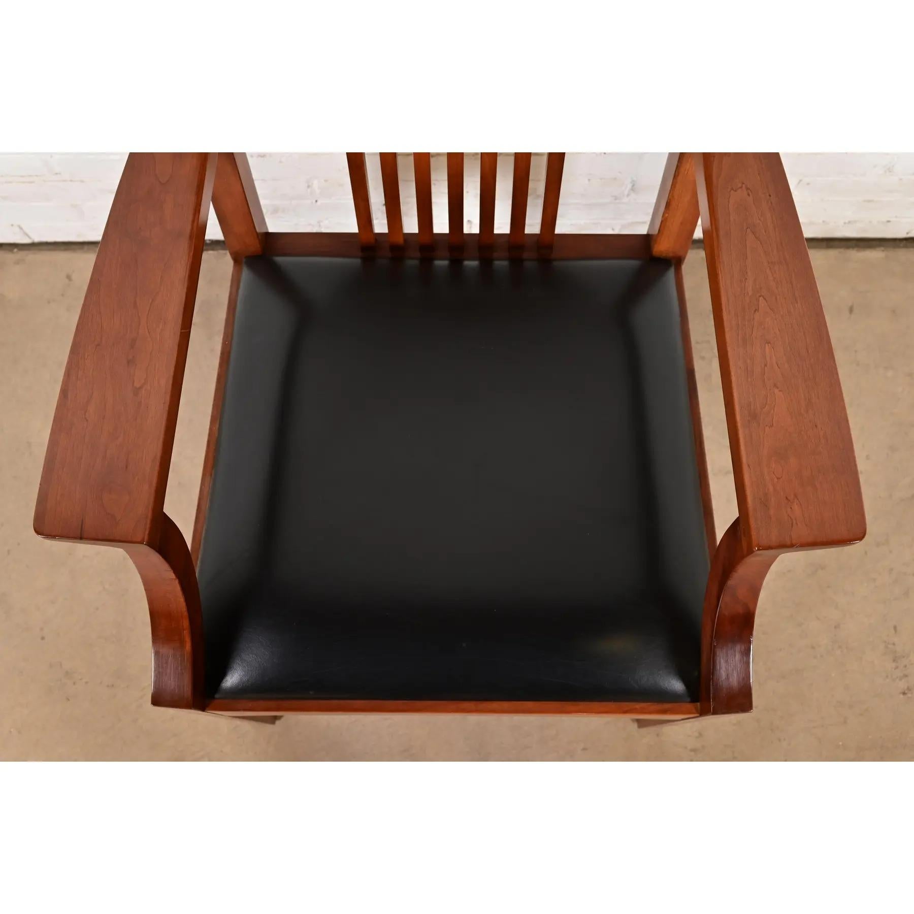 Stickley Mission Arts & Crafts - Sedie da pranzo con schienale alto e fuso in legno di ciliegio in vendita 1