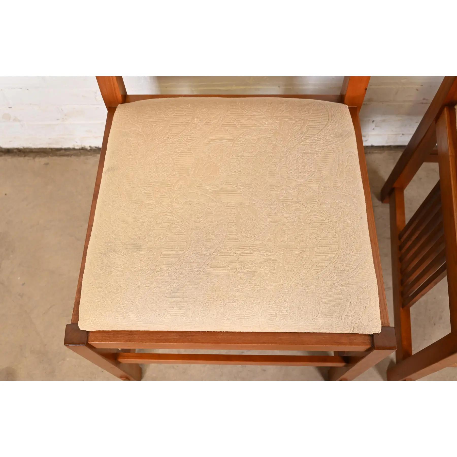 Stickley Mission Arts & Crafts Sillas de comedor de madera de cerezo con respaldo alto y husillo en venta 2