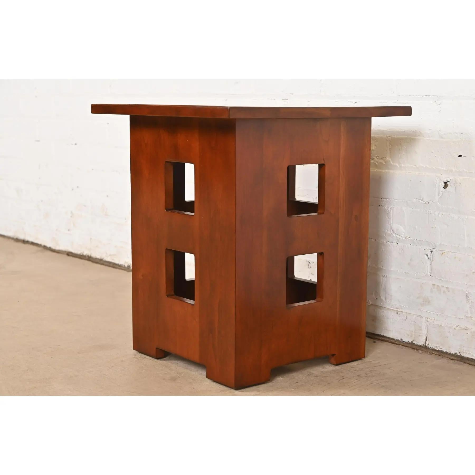 Magnifique tabouret ou table d'appoint en merisier massif découpé Limbert, de style Mission ou Arts & Crafts.

Par Stickley

ÉTATS-UNIS, 2007

Mesures : 16 