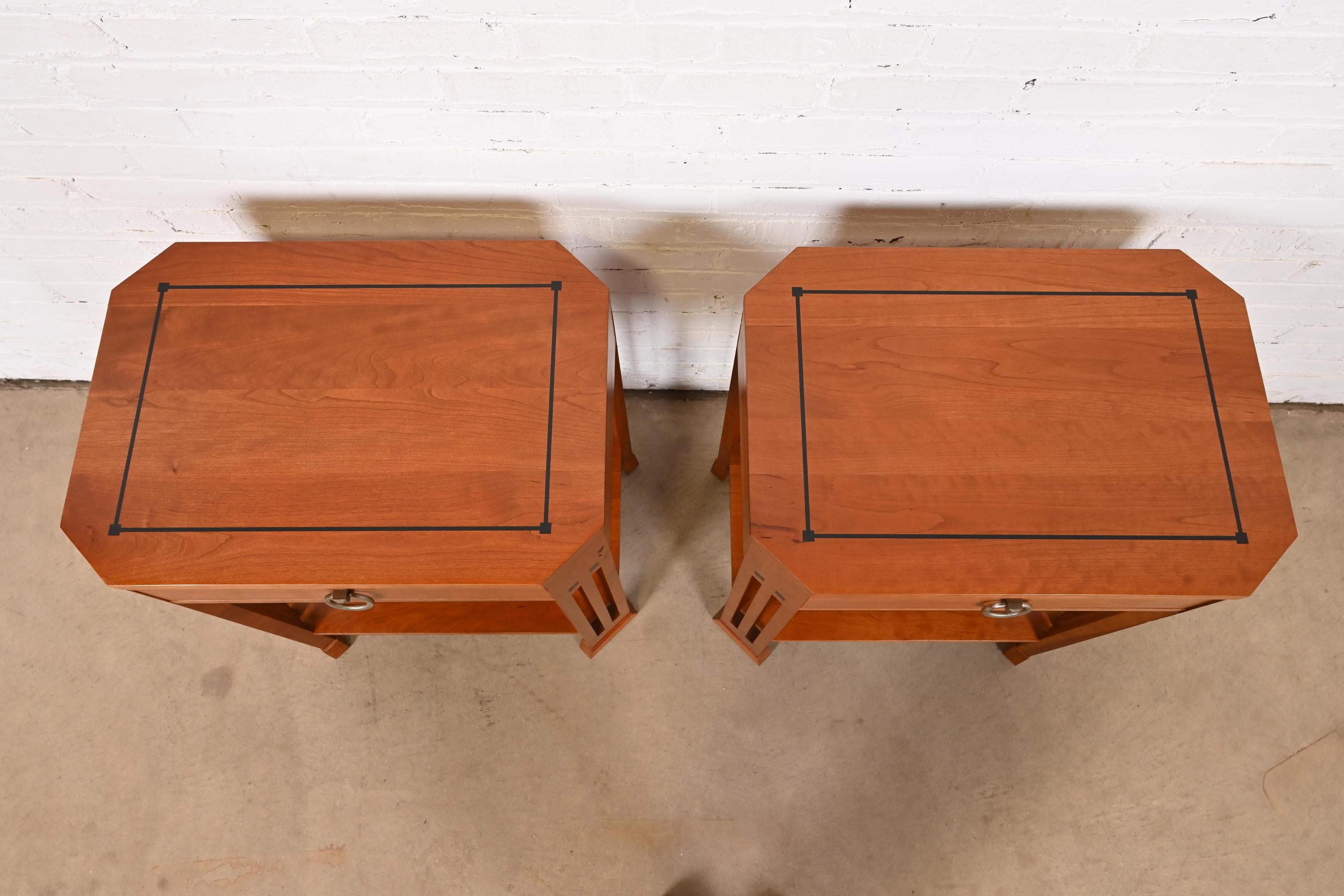 Stickley Mission Arts & Crafts Kirschbaumholz-Nachttische oder Beistelltische, Paar 3