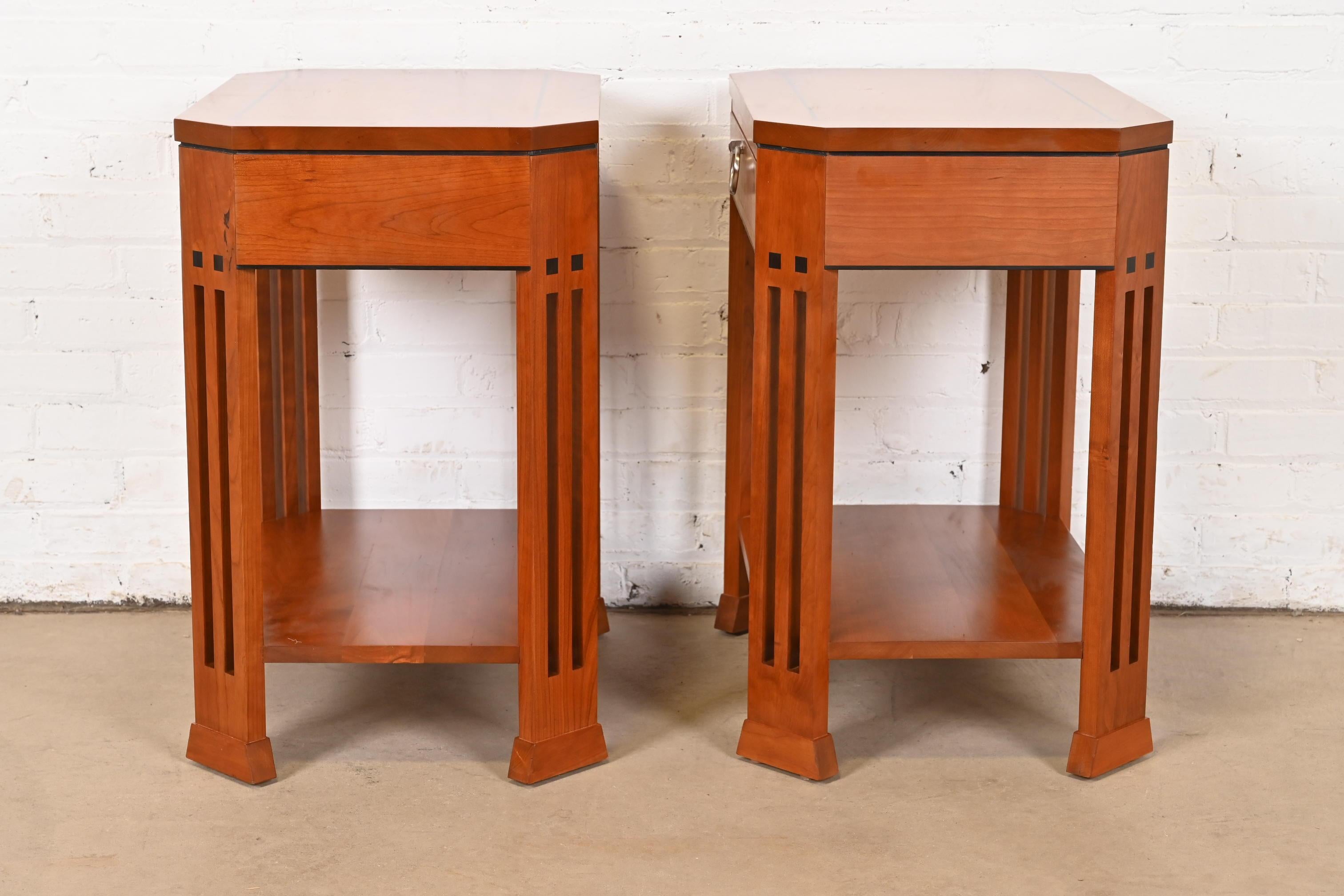 Stickley Mission Arts & Crafts Kirschbaumholz-Nachttische oder Beistelltische, Paar 4