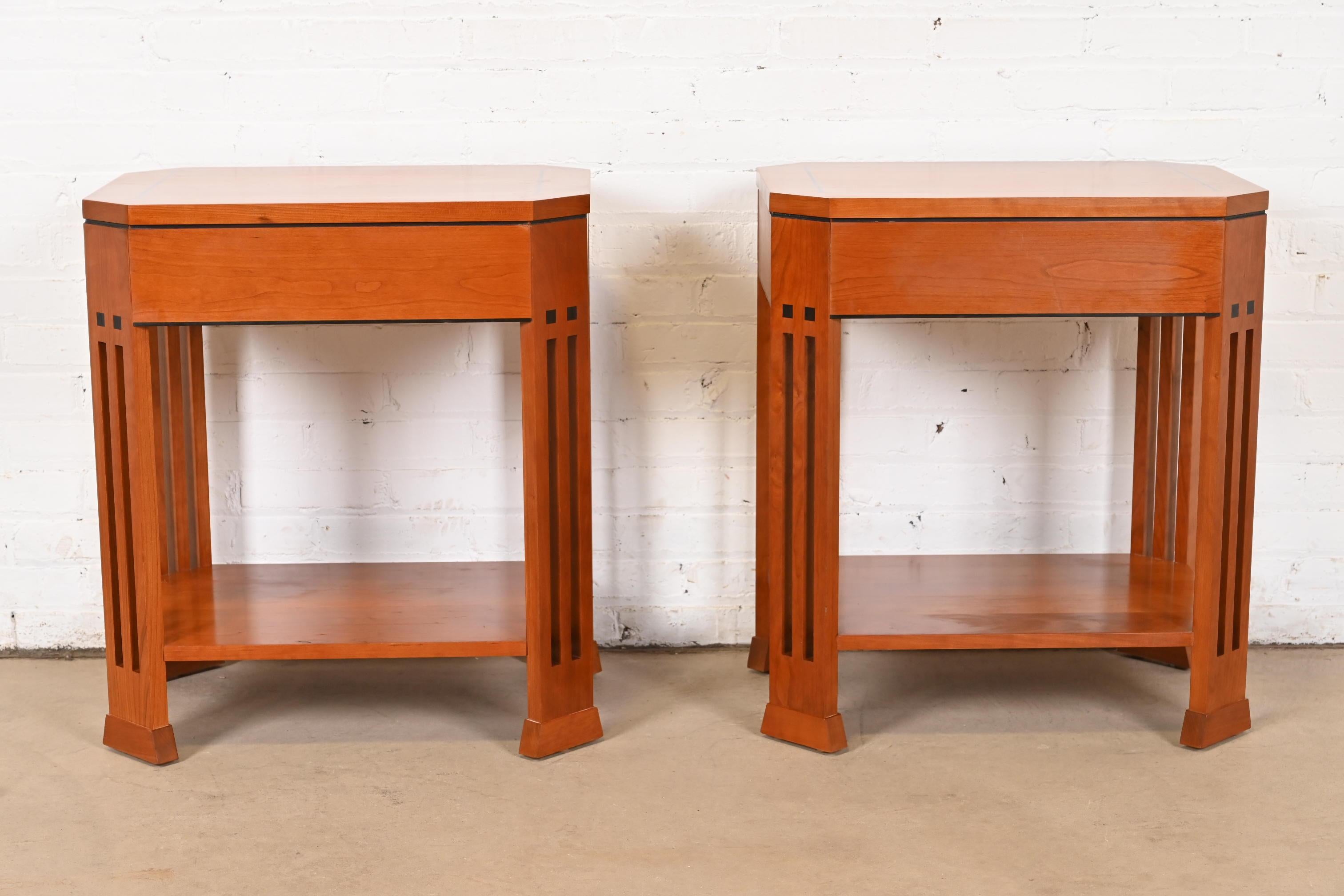 Stickley Mission Arts & Crafts Kirschbaumholz-Nachttische oder Beistelltische, Paar 5