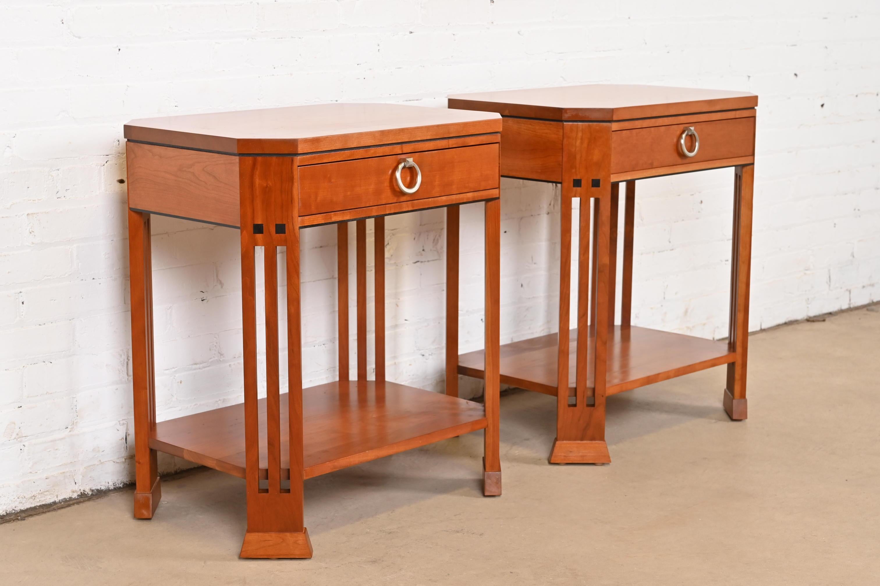 Ein schönes Paar Nachttische oder Beistelltische im Missions- oder Arts & Crafts-Stil

Von L.G. & J.G. Stickley

USA, circa Ende des 19. Jahrhunderts

Massives Kirschbaumholz mit eingelegten Ebenholzdetails und originalen Nickelbeschlägen.

Jedes