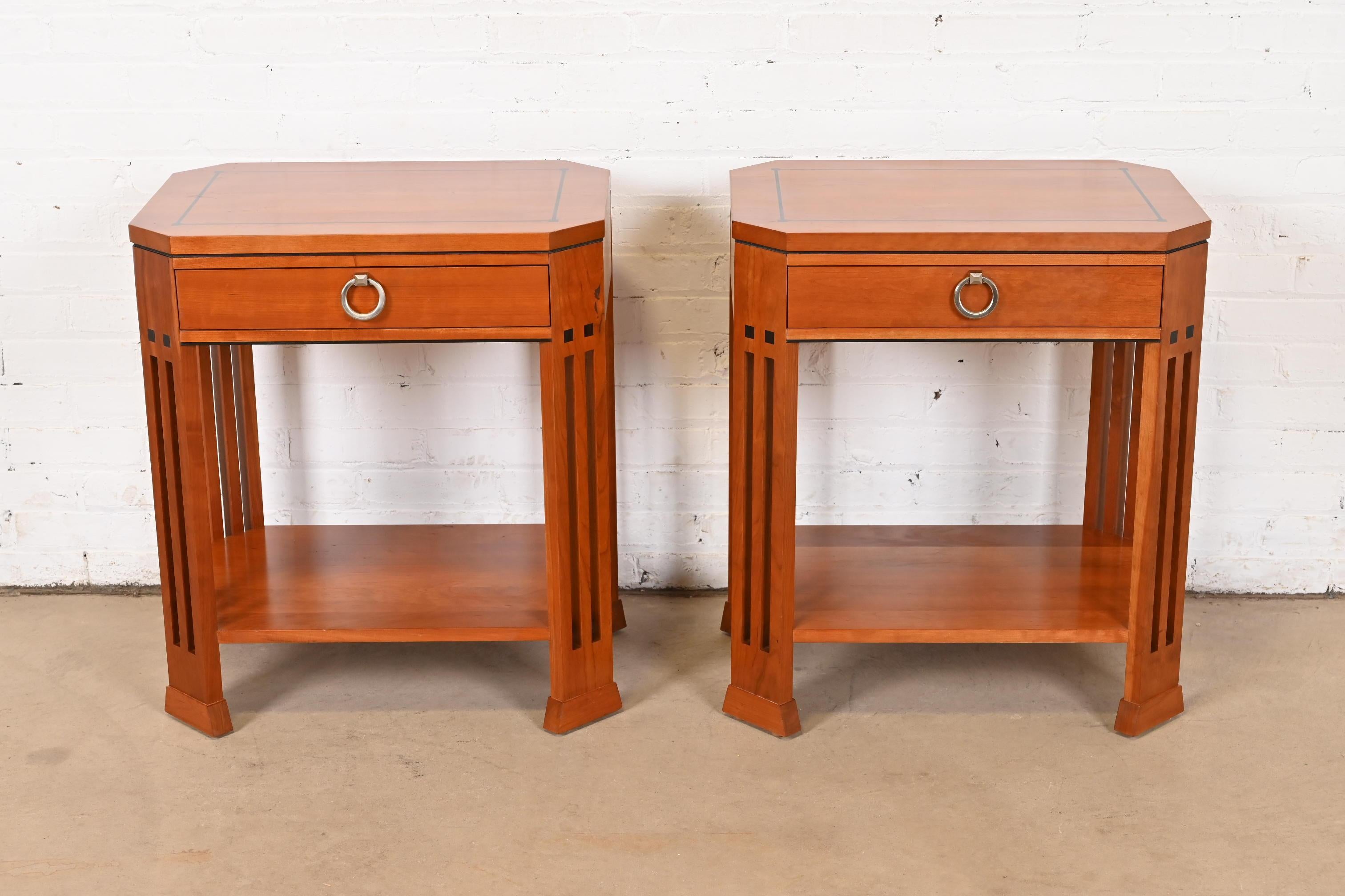 Stickley Mission Arts & Crafts Kirschbaumholz-Nachttische oder Beistelltische, Paar (Missionsstil)