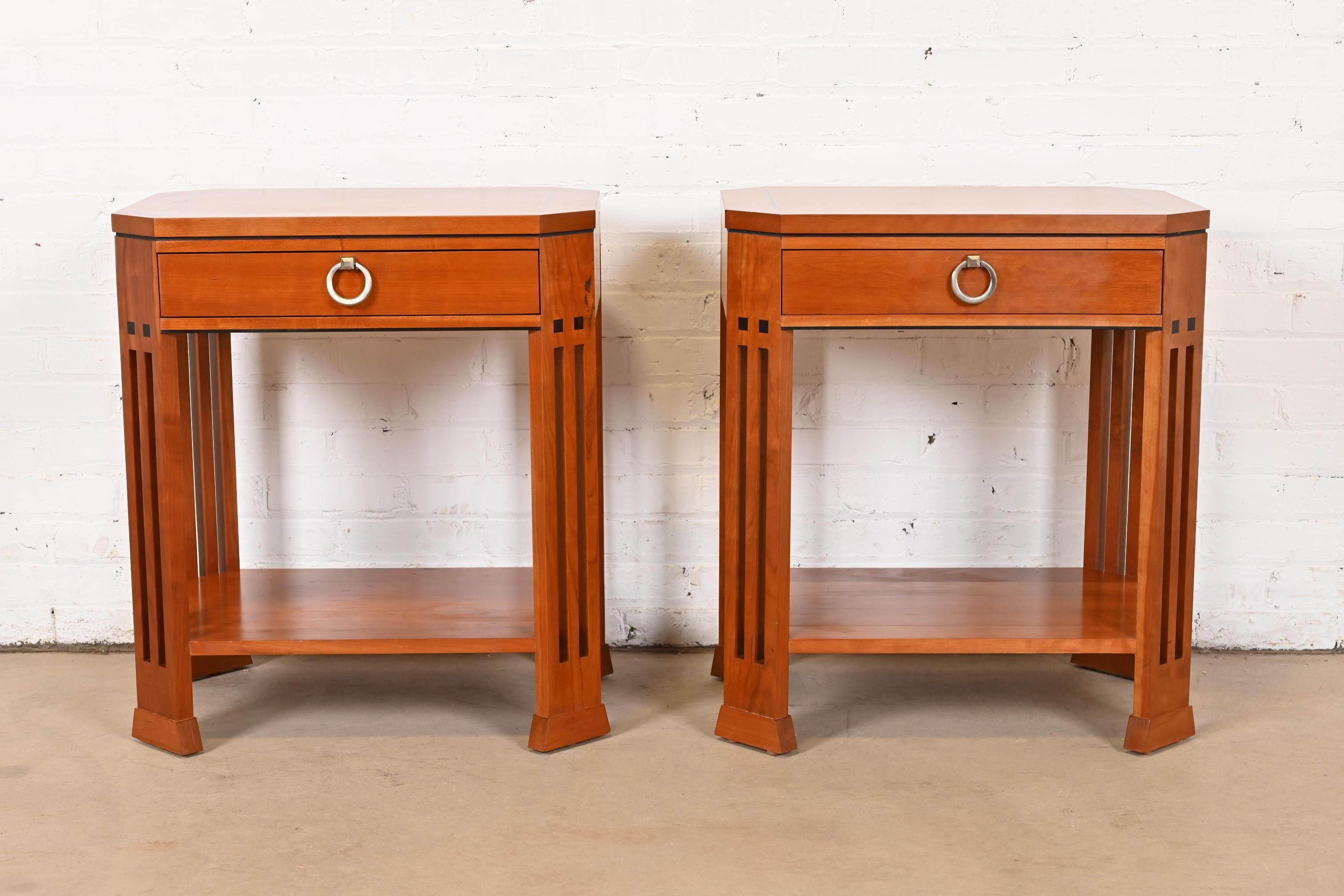 Stickley Mission Arts & Crafts Kirschbaumholz-Nachttische oder Beistelltische, Paar (amerikanisch)