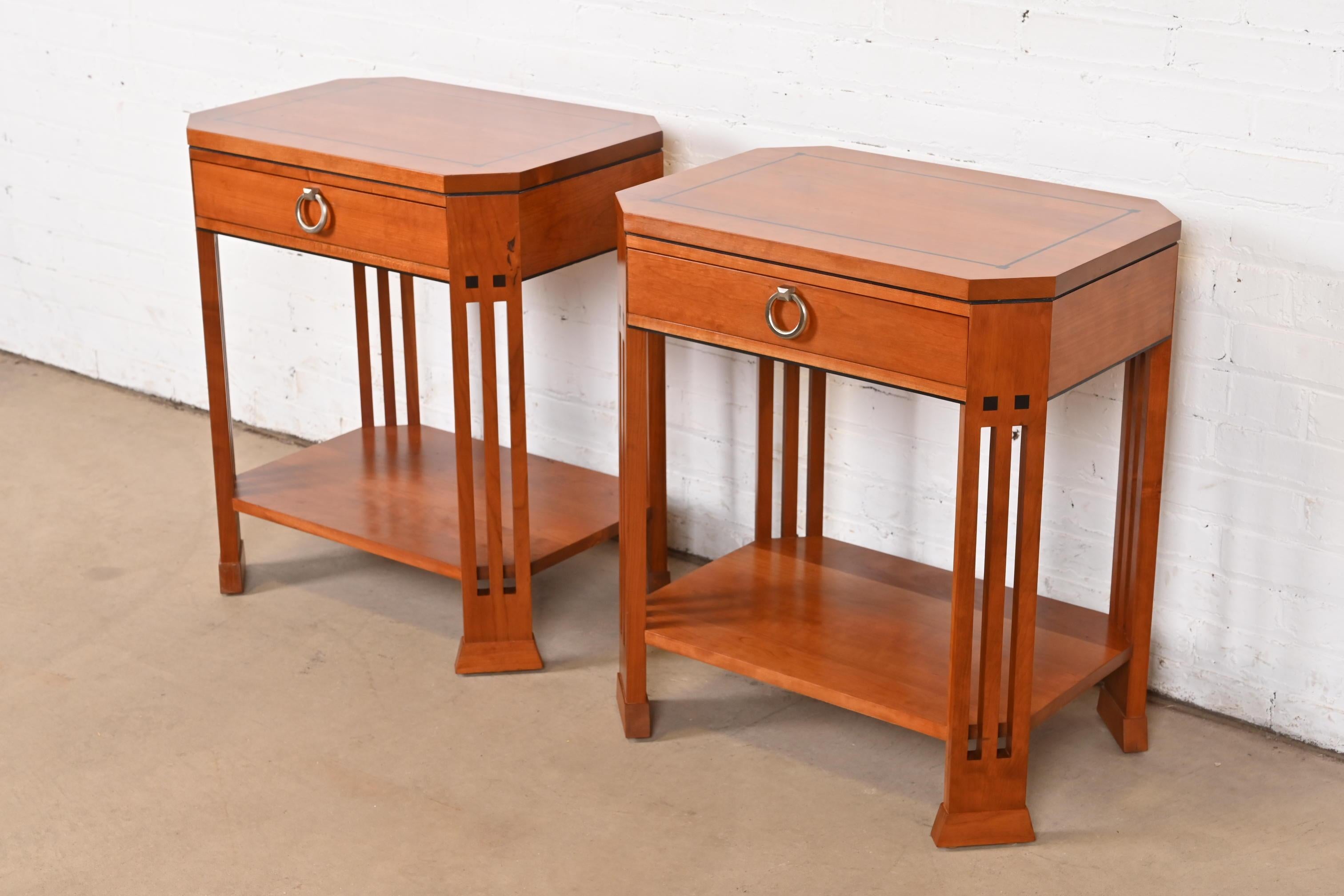 Stickley Mission Arts & Crafts Kirschbaumholz-Nachttische oder Beistelltische, Paar im Zustand „Gut“ in South Bend, IN