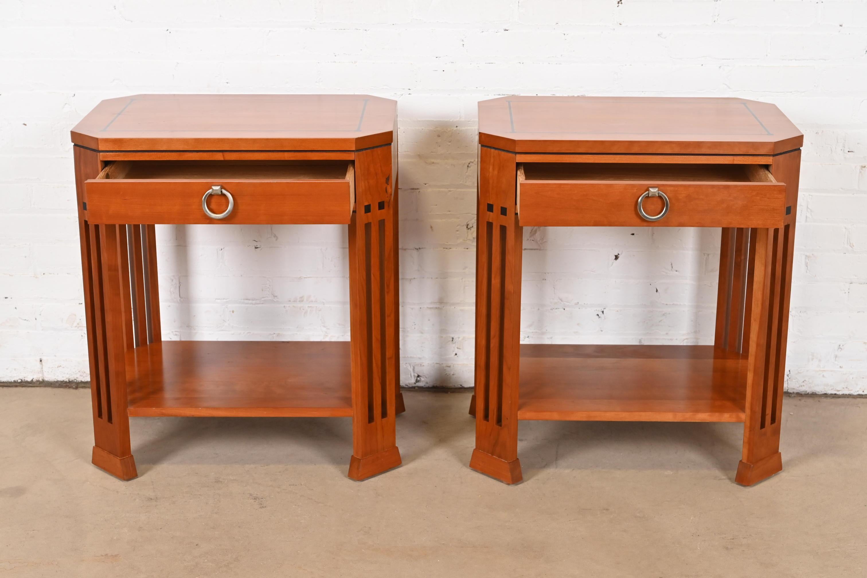 Stickley Mission Arts & Crafts Kirschbaumholz-Nachttische oder Beistelltische, Paar (19. Jahrhundert)