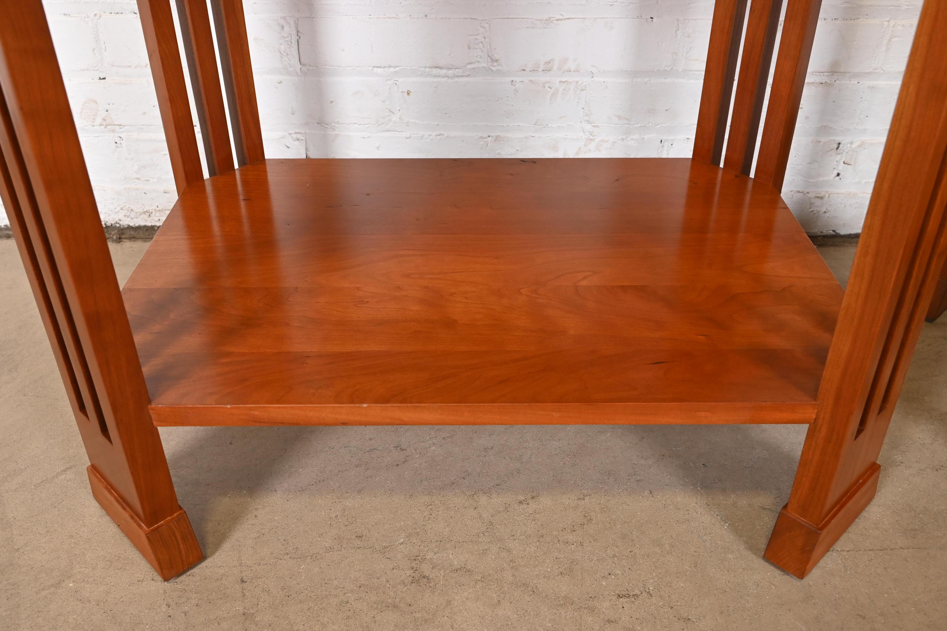 Stickley Mission Arts & Crafts Kirschbaumholz-Nachttische oder Beistelltische, Paar 2