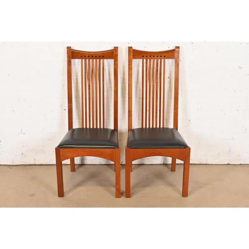 Arts and Crafts Stickley Mission Arts & Crafts Cherry Wood Side Chairs or Dining Chairs, Pair in vendita