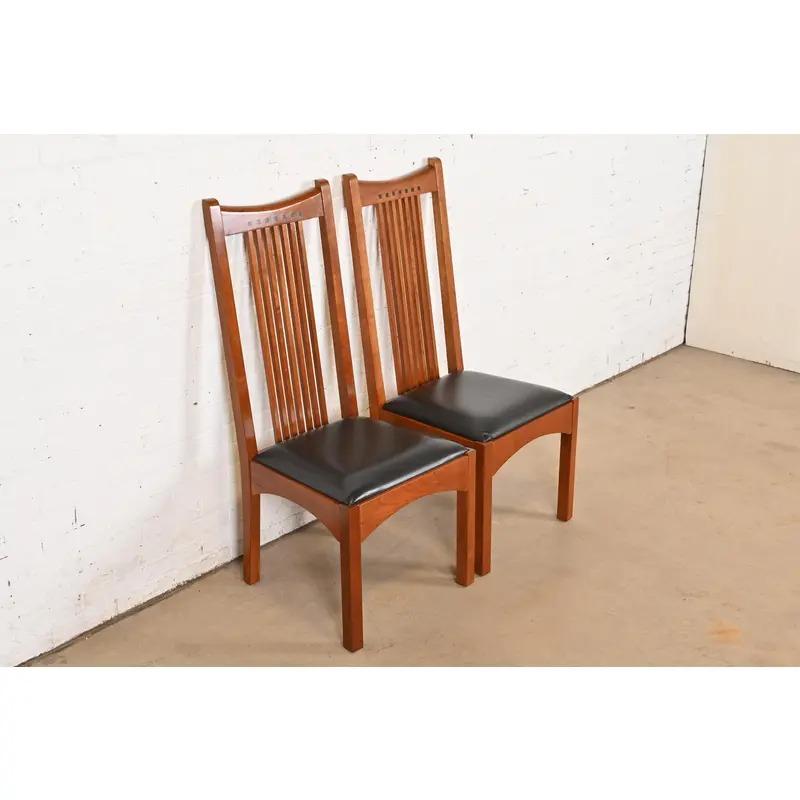 Americano Stickley Mission Arts & Crafts Cherry Wood Side Chairs or Dining Chairs, Pair in vendita