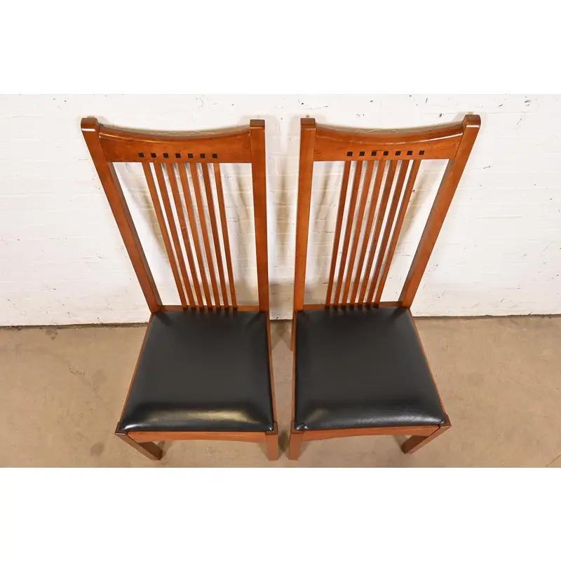 Stickley Mission Arts & Crafts Cherry Wood Side Chairs or Dining Chairs, Pair In condizioni buone in vendita a South Bend, IN