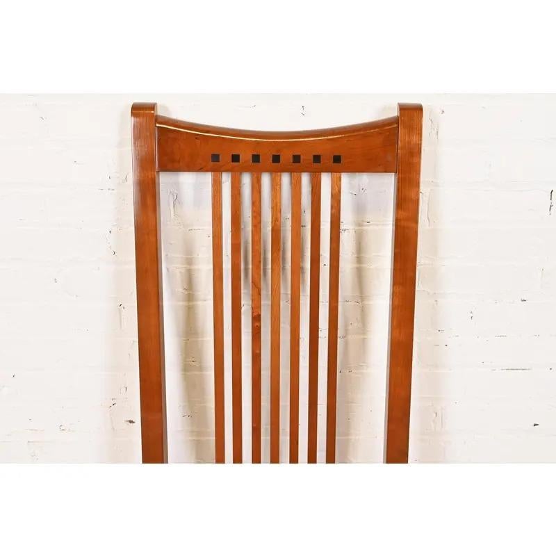 XX secolo Stickley Mission Arts & Crafts Cherry Wood Side Chairs or Dining Chairs, Pair in vendita