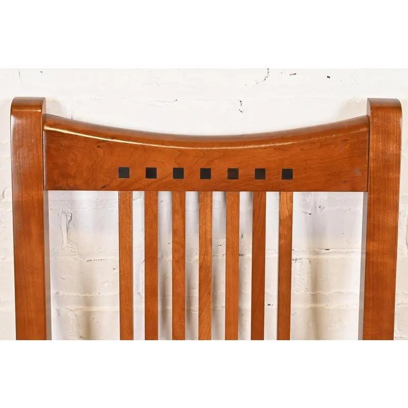 Pelle Stickley Mission Arts & Crafts Cherry Wood Side Chairs or Dining Chairs, Pair in vendita