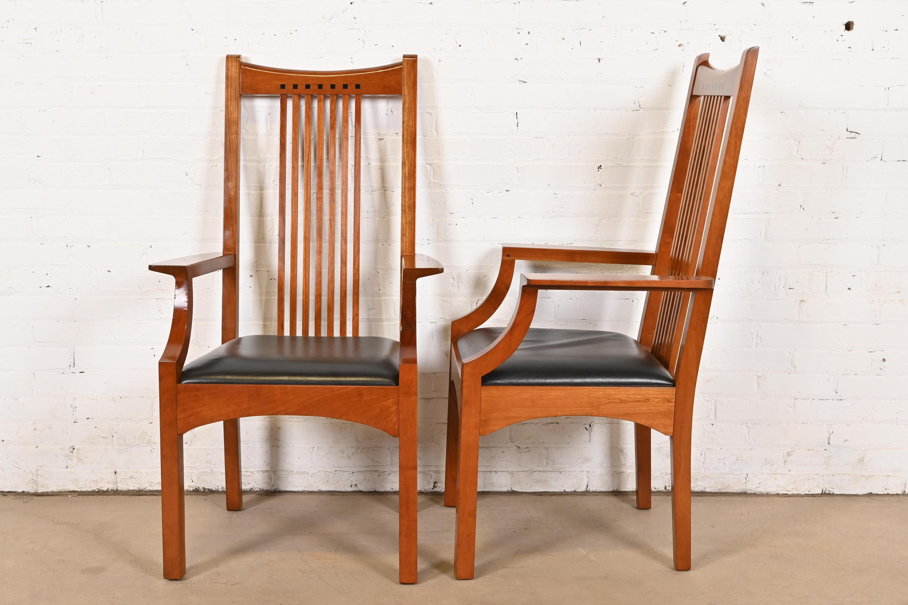 Stickley Mission Arts & Crafts ensemble de huit chaises de salle à manger en cerisier et fuseau en vente 3