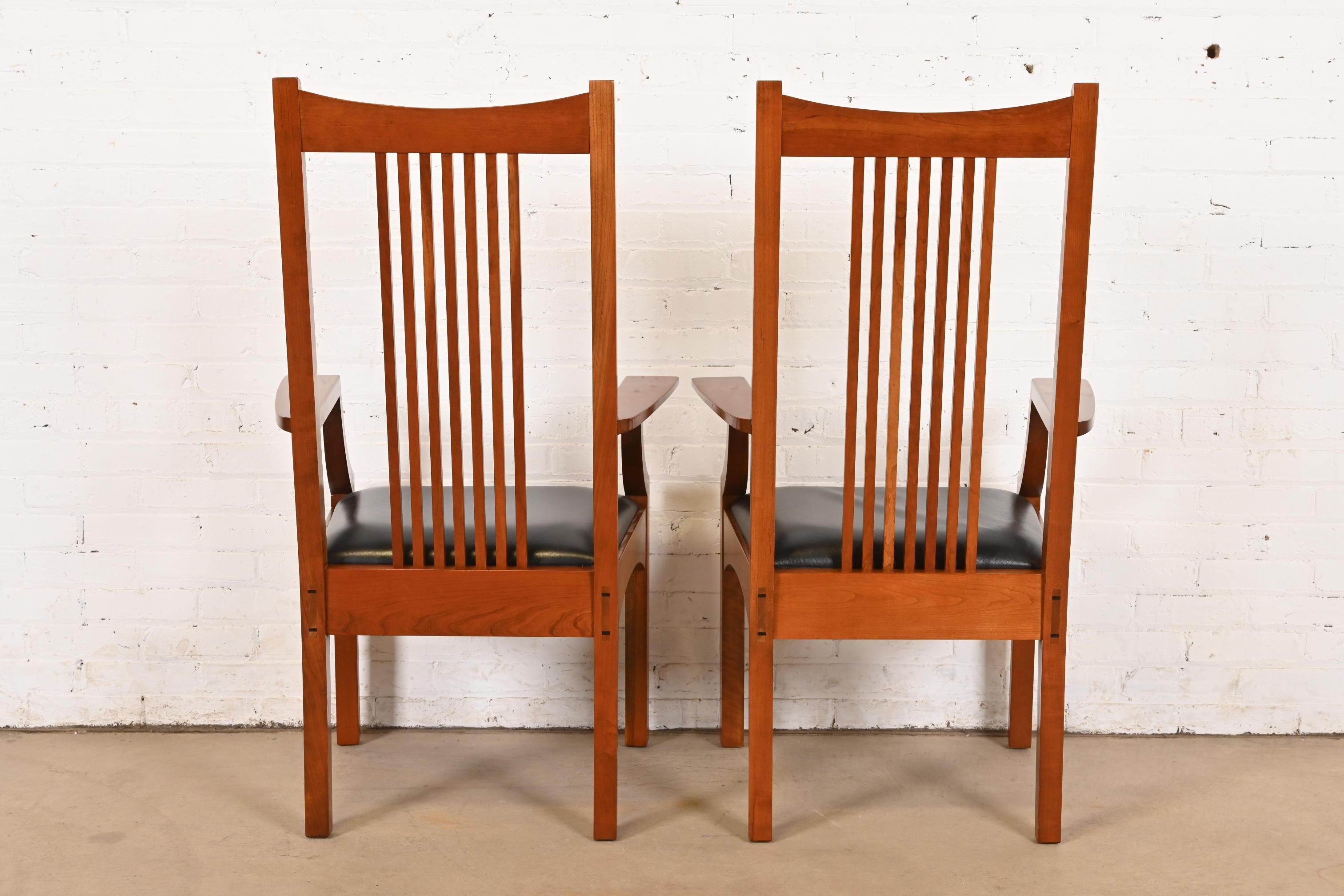 Stickley Mission Arts & Crafts ensemble de huit chaises de salle à manger en cerisier et fuseau en vente 4