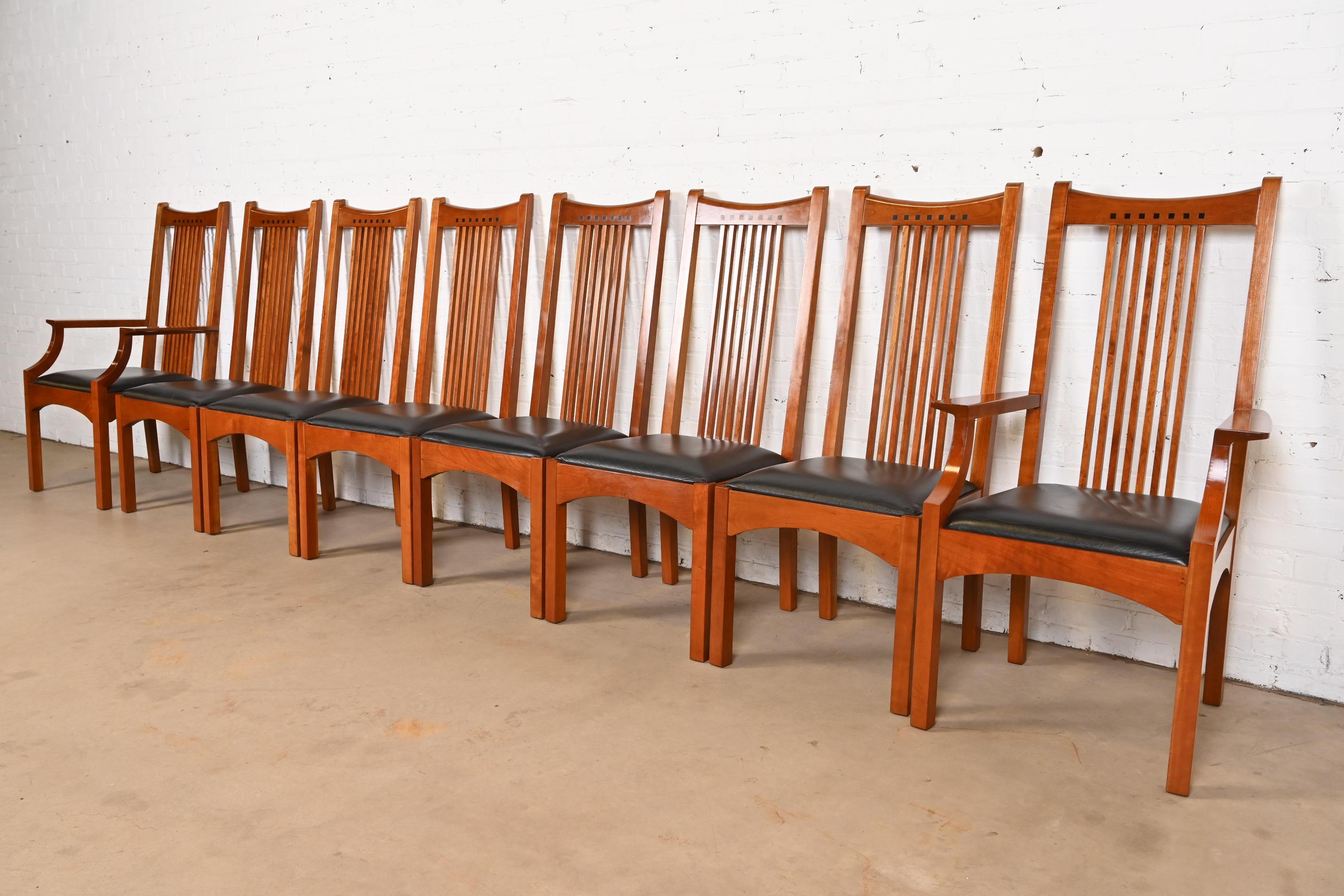 Exceptionnel ensemble de huit chaises de salle à manger à fuseaux de style Mission ou Arts & Crafts

Par L. & J.G. Stickley

États-Unis, fin du 20e siècle

Châssis en cerisier massif, avec incrustation d'ébène, et sièges rembourrés en cuir
