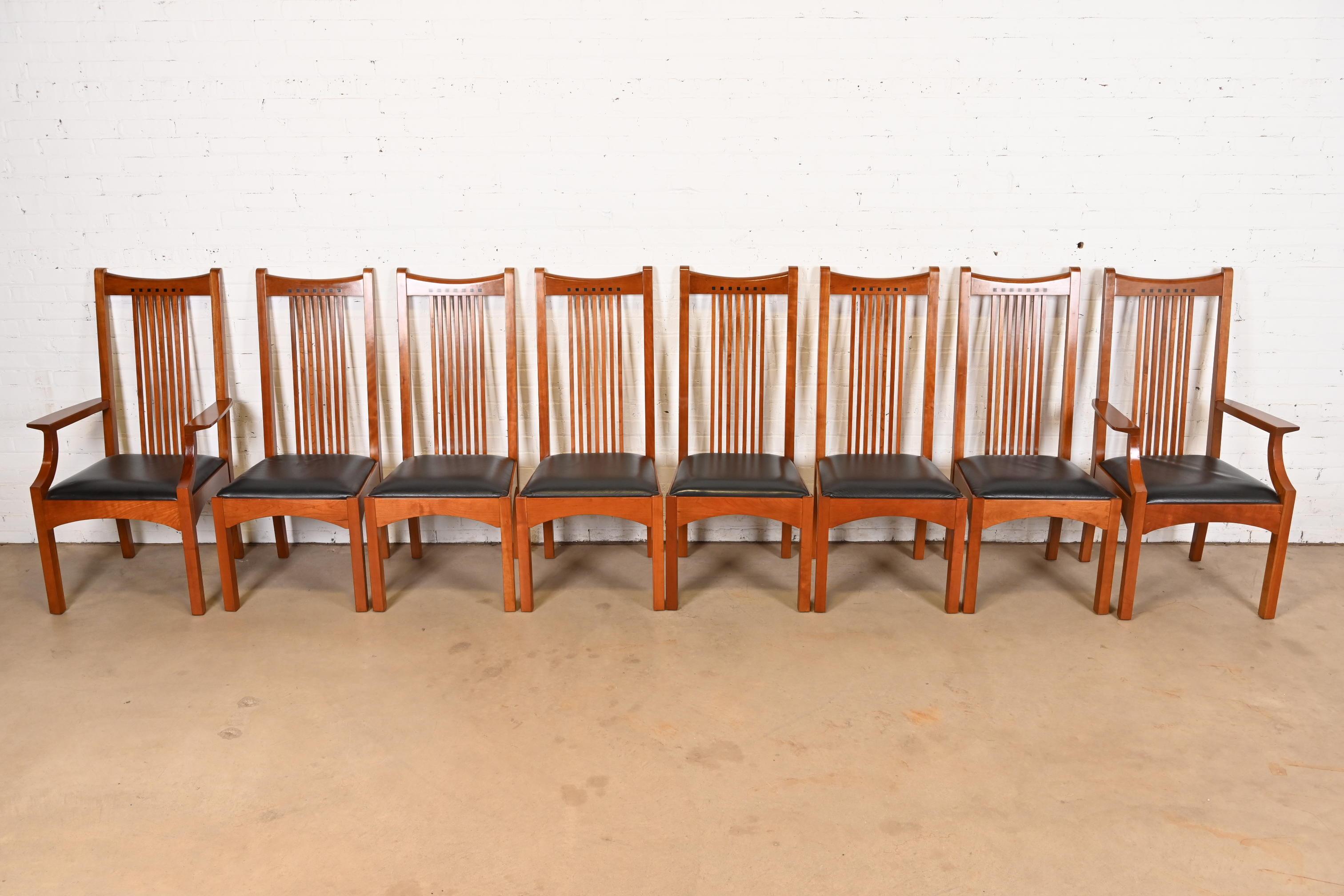 Arts and Crafts Stickley Mission Arts & Crafts ensemble de huit chaises de salle à manger en cerisier et fuseau en vente